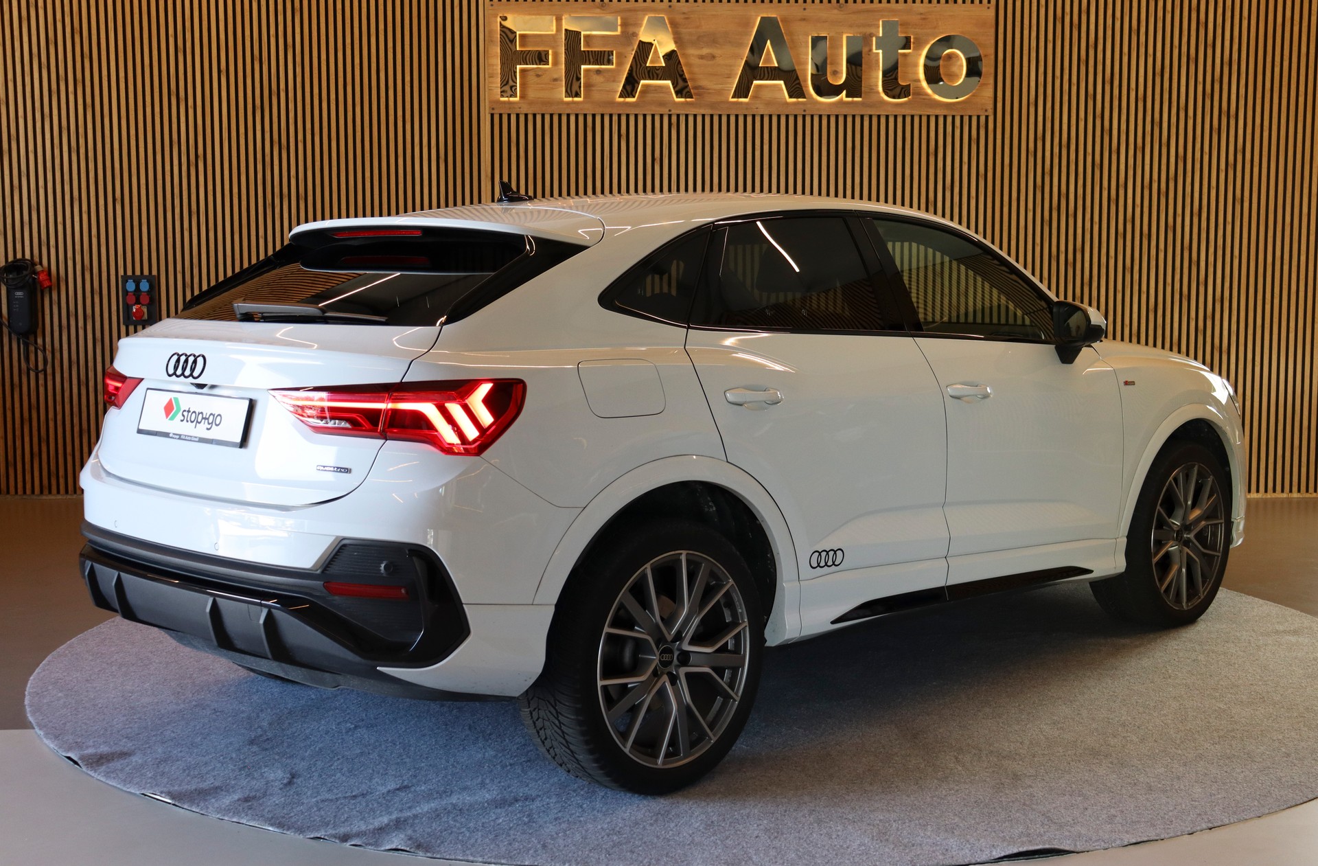 AUDI Q3 Sportback 2.0 40 TDI S line quattro S-Tronic-image-4