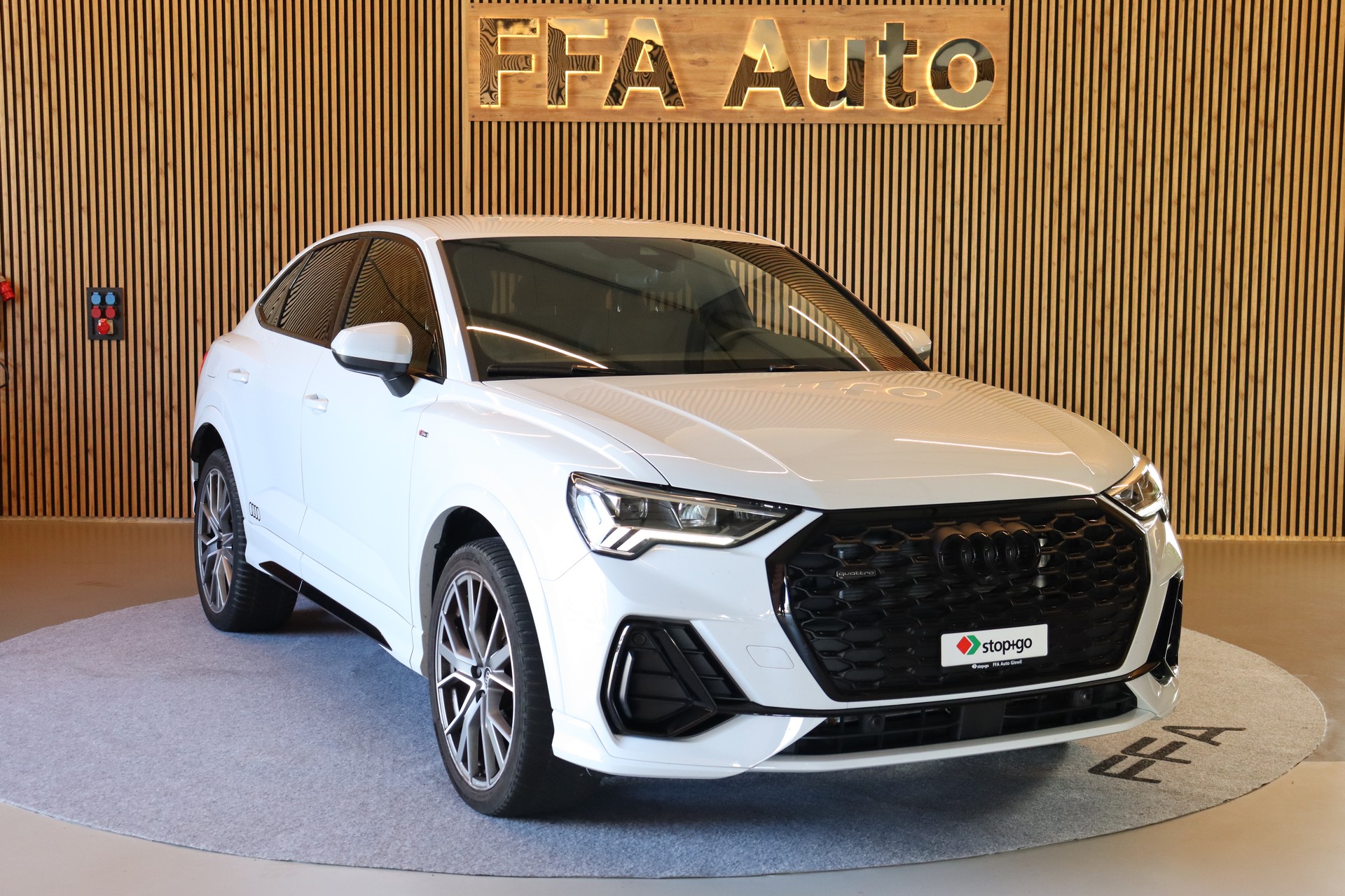AUDI Q3 Sportback 2.0 40 TDI S line quattro S-Tronic-image-2