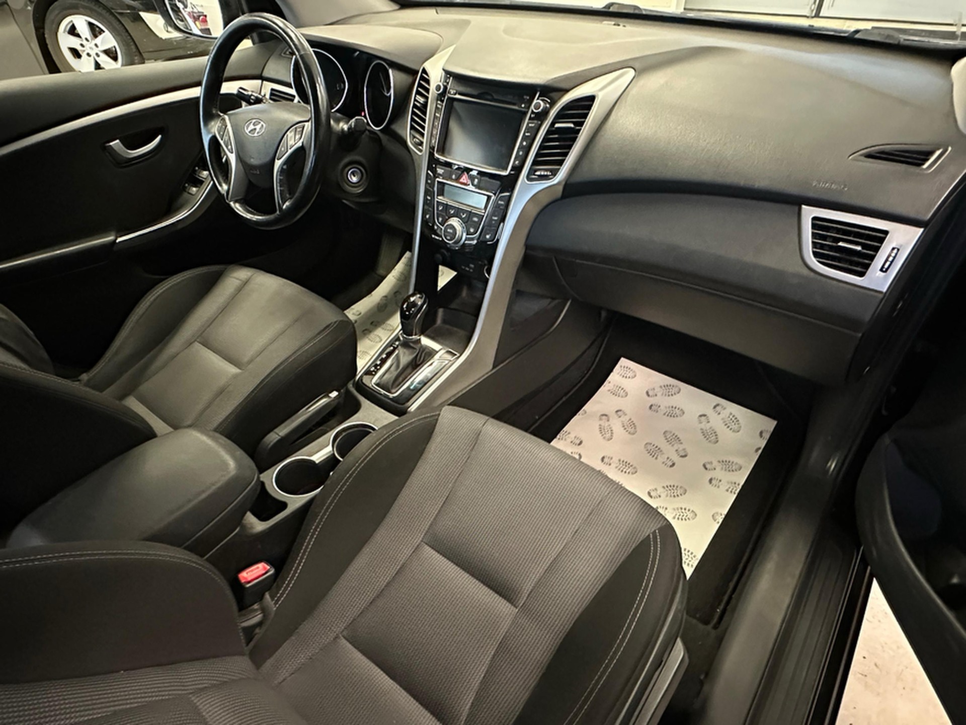 HYUNDAI i30 Wagon 1.6 CRDi Plena Automatic DCT-image-2