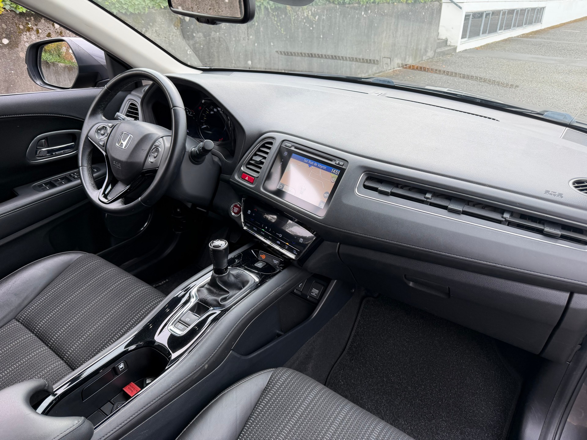 HONDA HR-V 1.5i-VTEC Executive-image-4