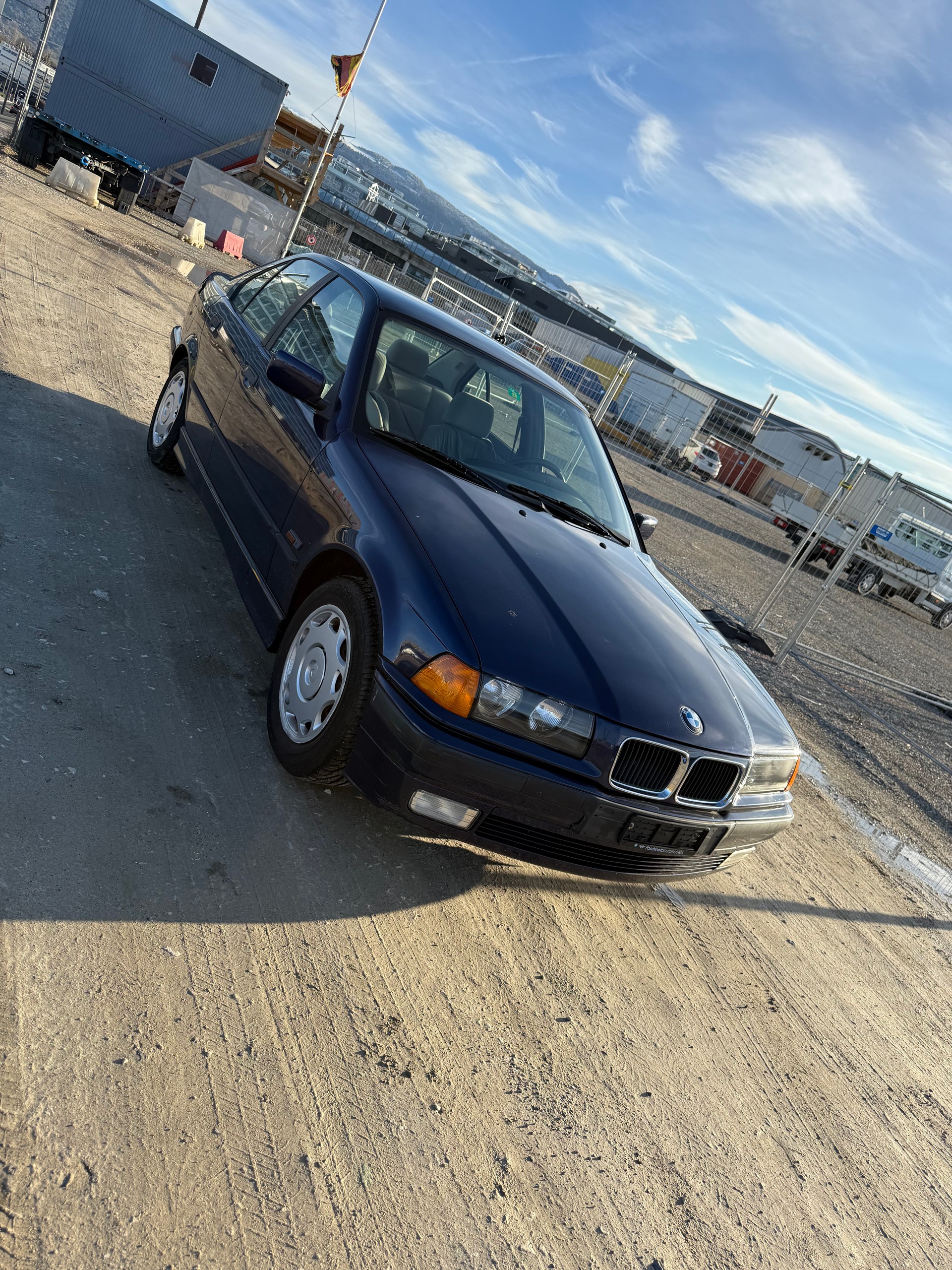 BMW 323i-image-1