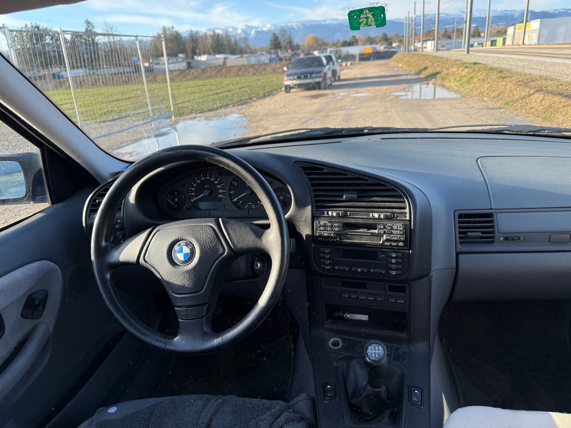 BMW 323i-image-11