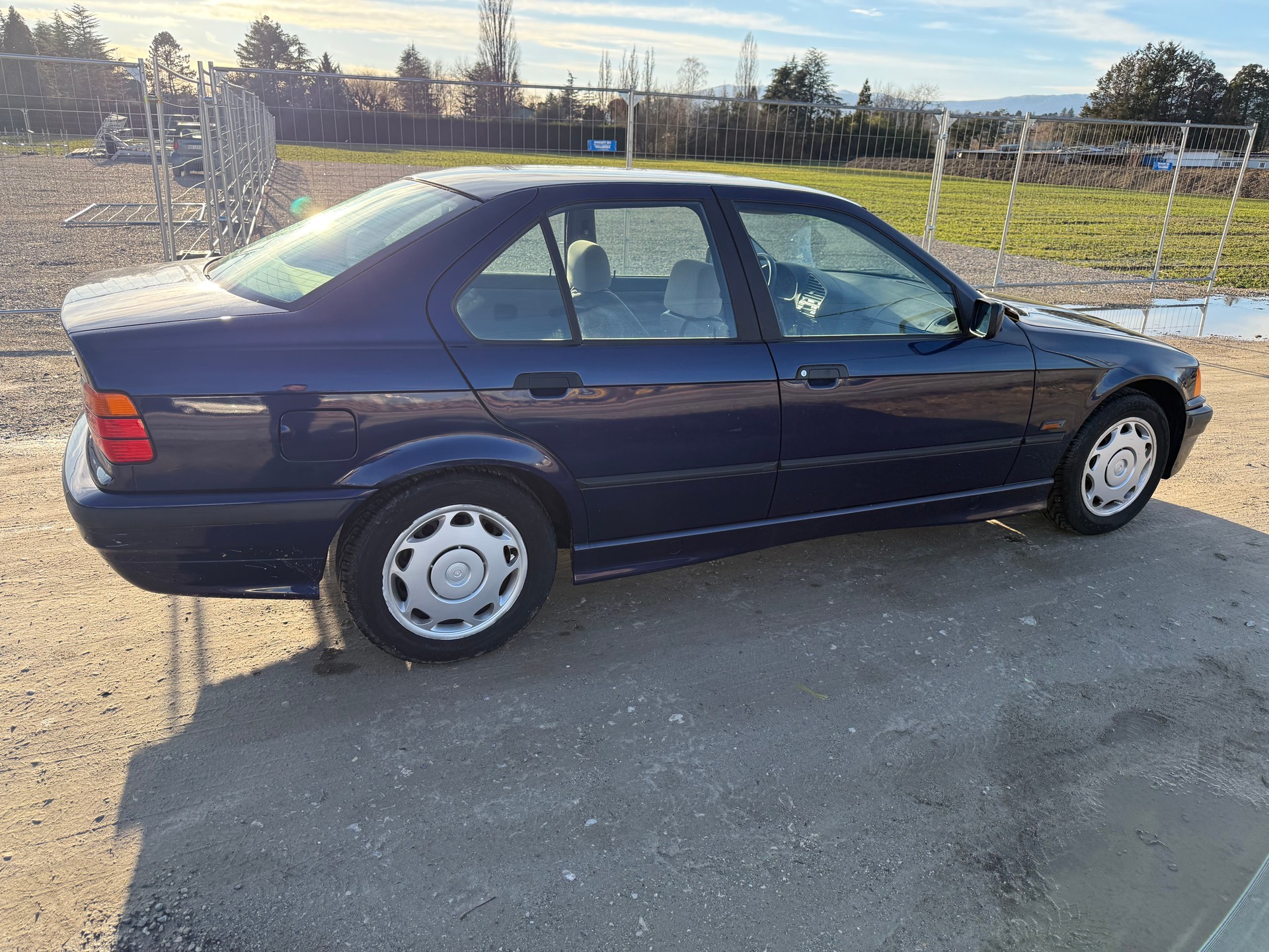 BMW 323i-image-9