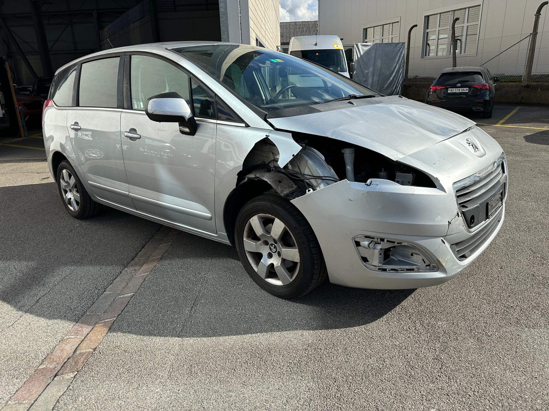 PEUGEOT 5008 1.6 16V VTI Active-image-2