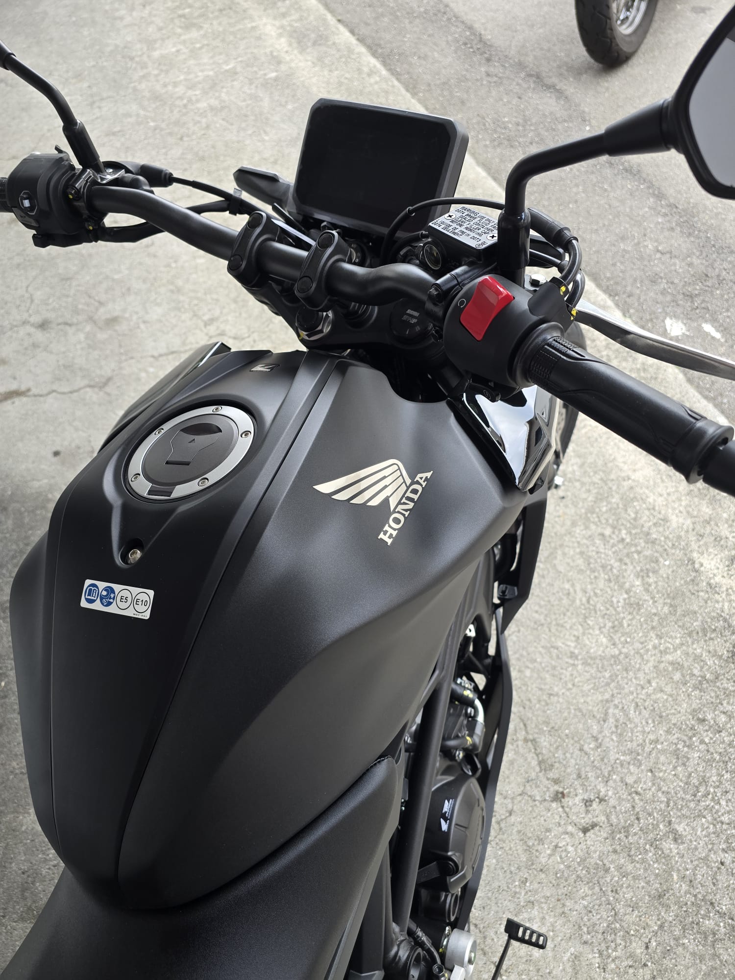 HONDA CB 125 R-showroom-element-3