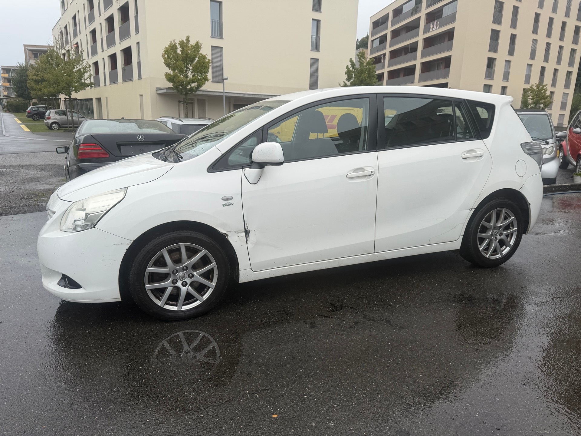 TOYOTA Verso 2.2 D-CAT Linea Luna Automatic-image-1