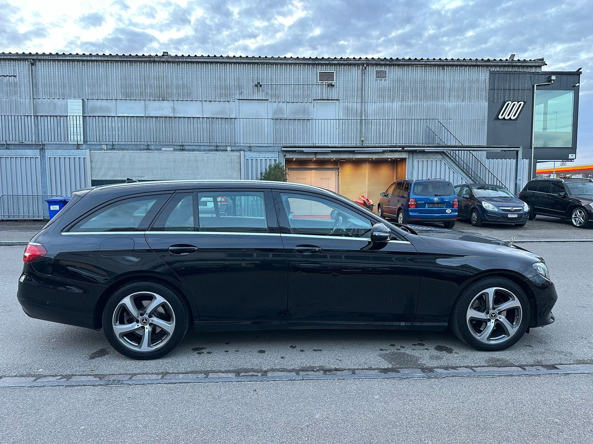 MERCEDES-BENZ E 220 d 4Matic 9G-Tronic-image-4