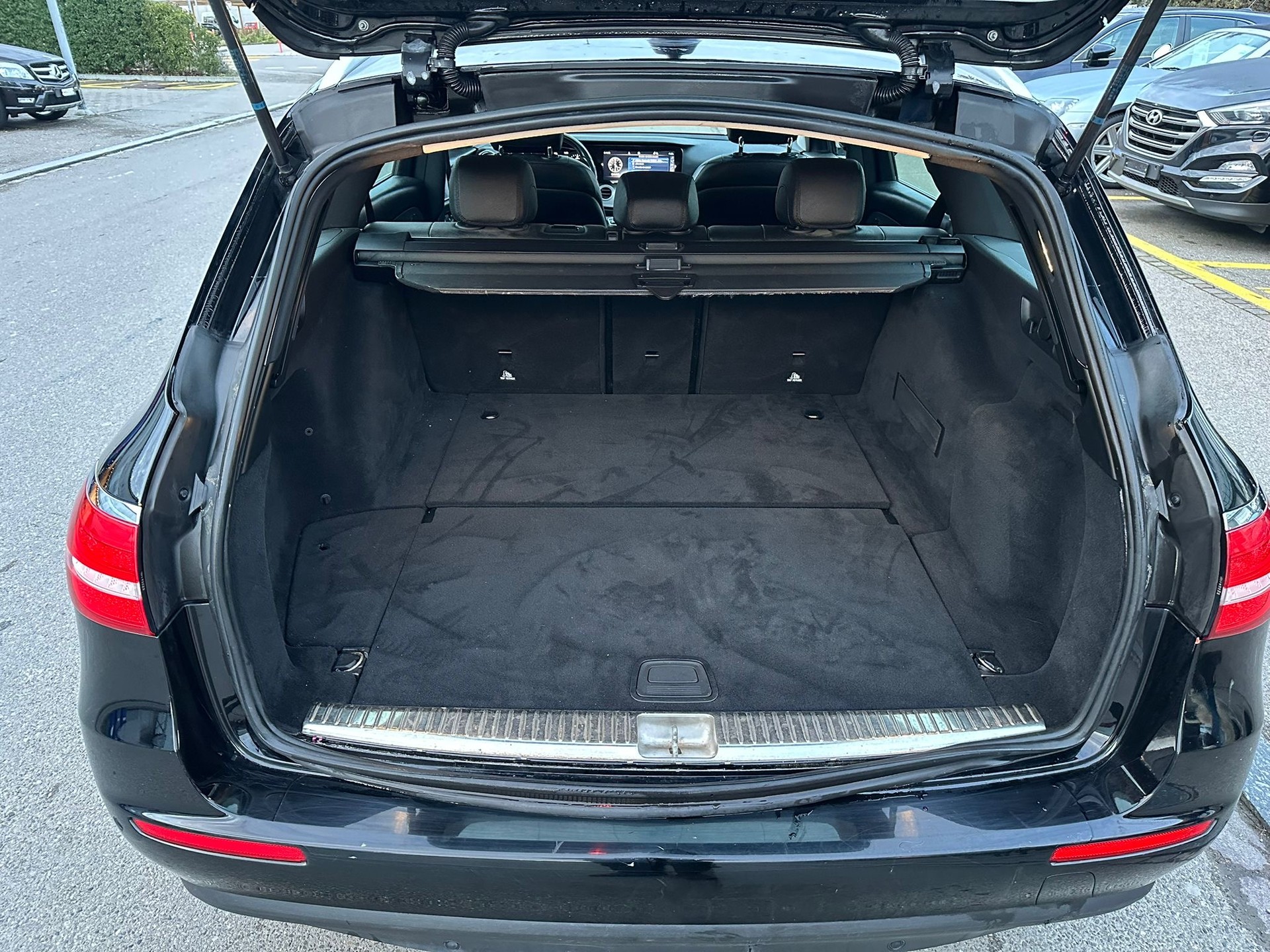 MERCEDES-BENZ E 220 d 4Matic 9G-Tronic-image-12