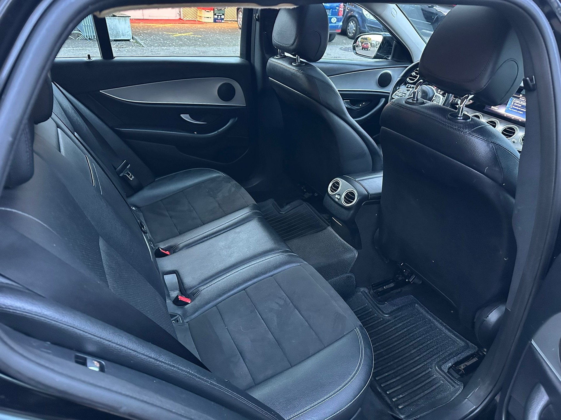 MERCEDES-BENZ E 220 d 4Matic 9G-Tronic-image-15