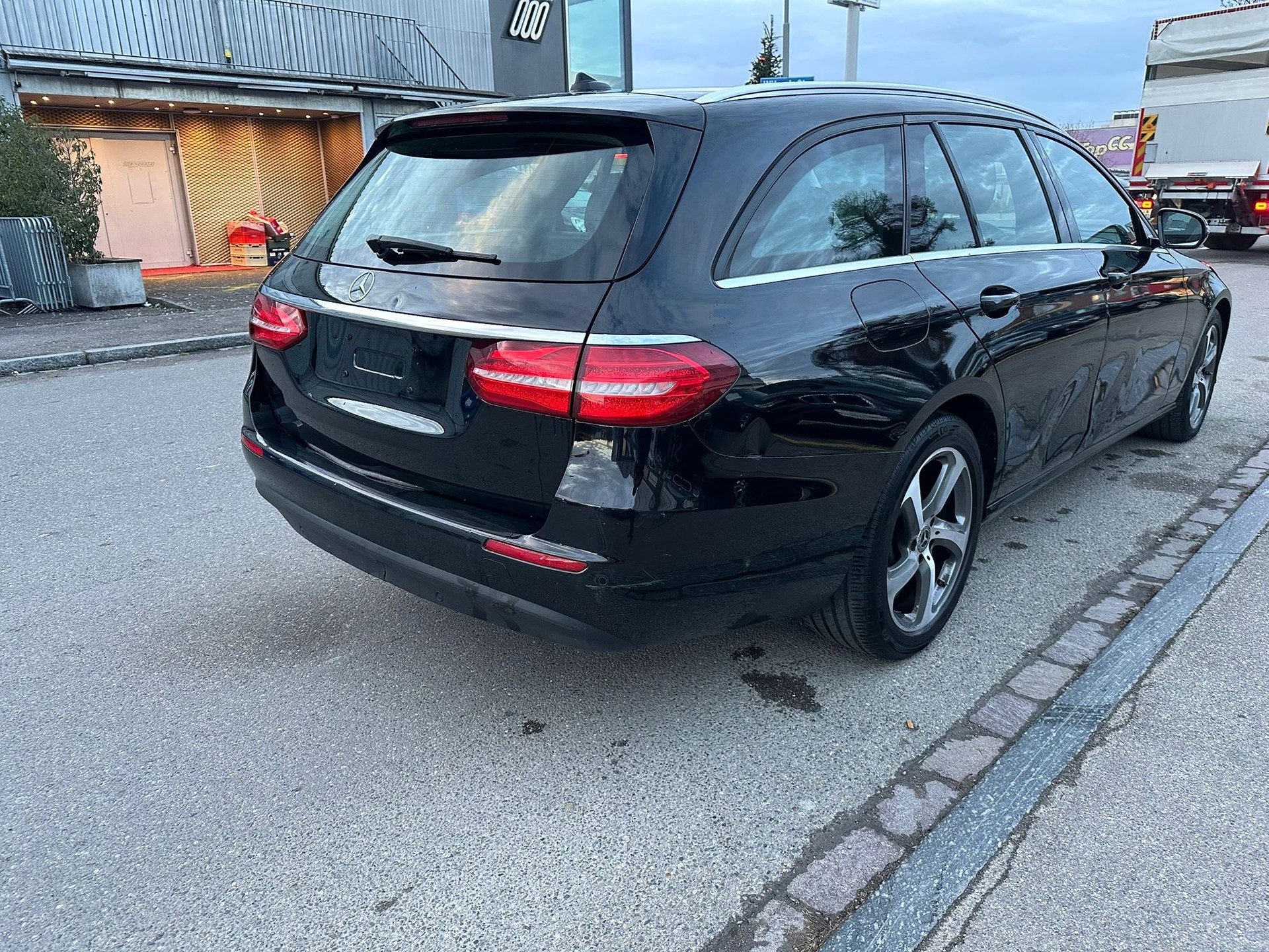 MERCEDES-BENZ E 220 d 4Matic 9G-Tronic-image-5