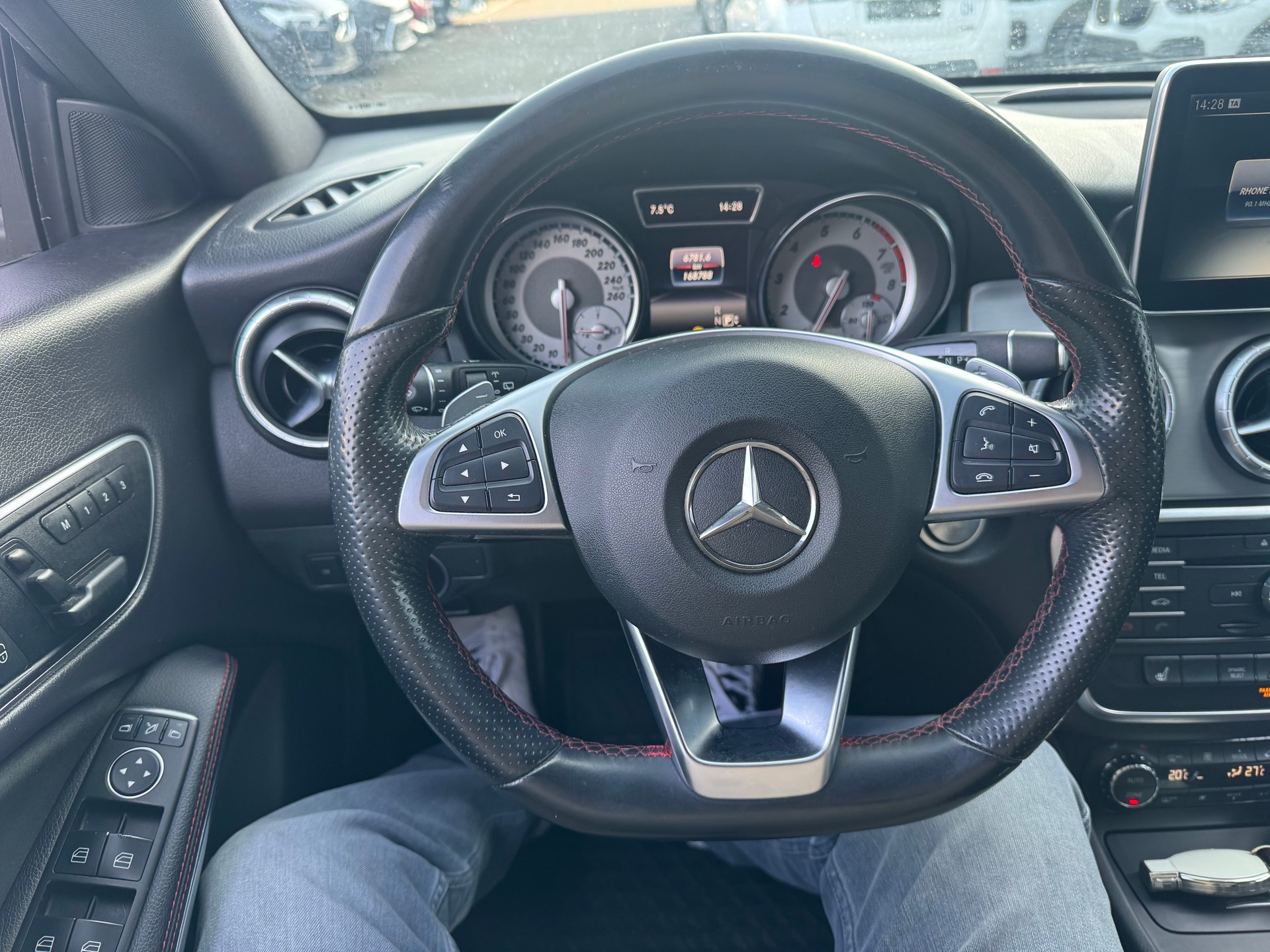 MERCEDES-BENZ CLA Shooting Brake 250 AMG Line 4Matic 7G-DCT-image-10
