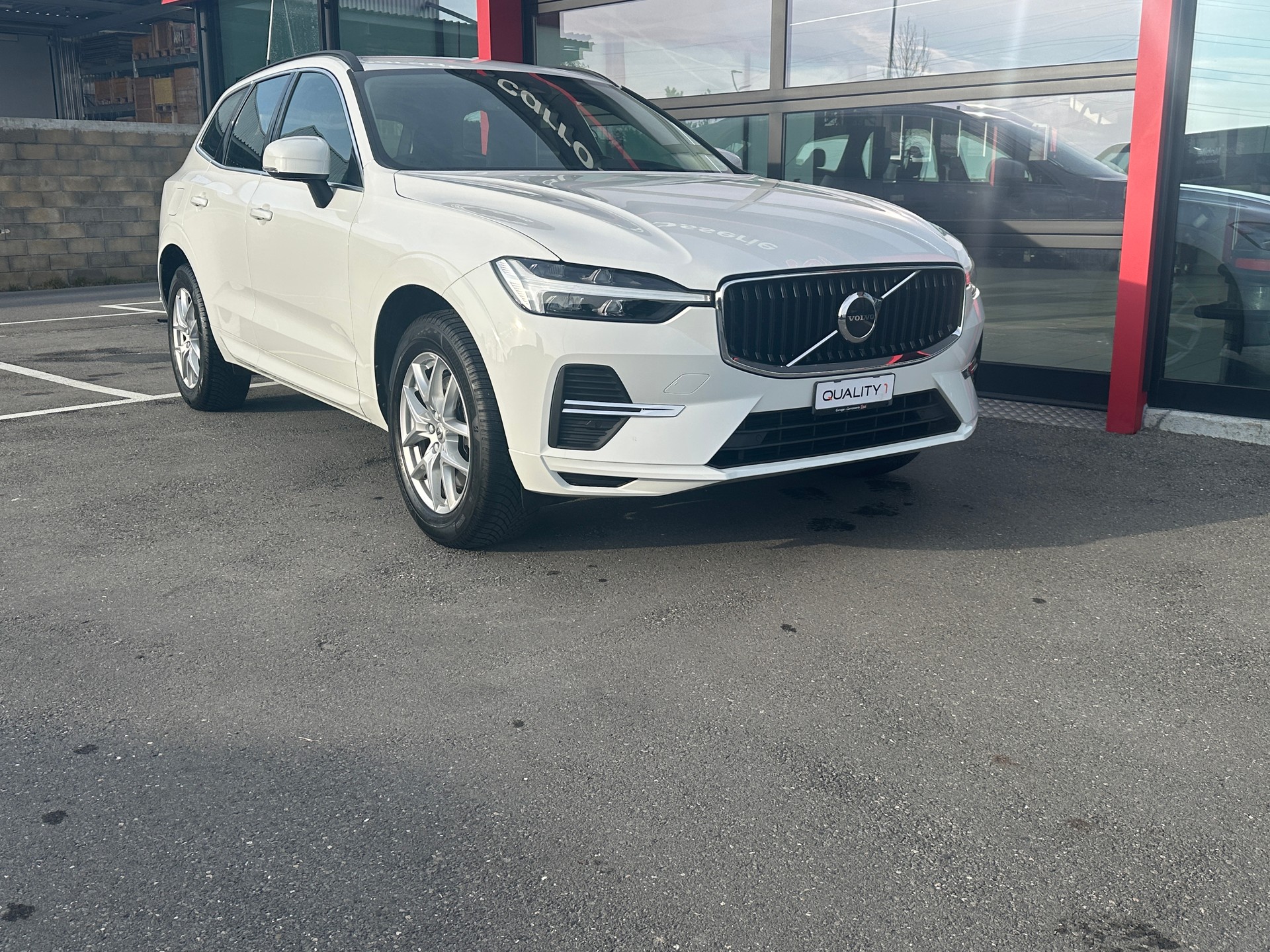 VOLVO XC60 B5 Benzin Mild Hybrid AWD Momentum Geartronic-image-3