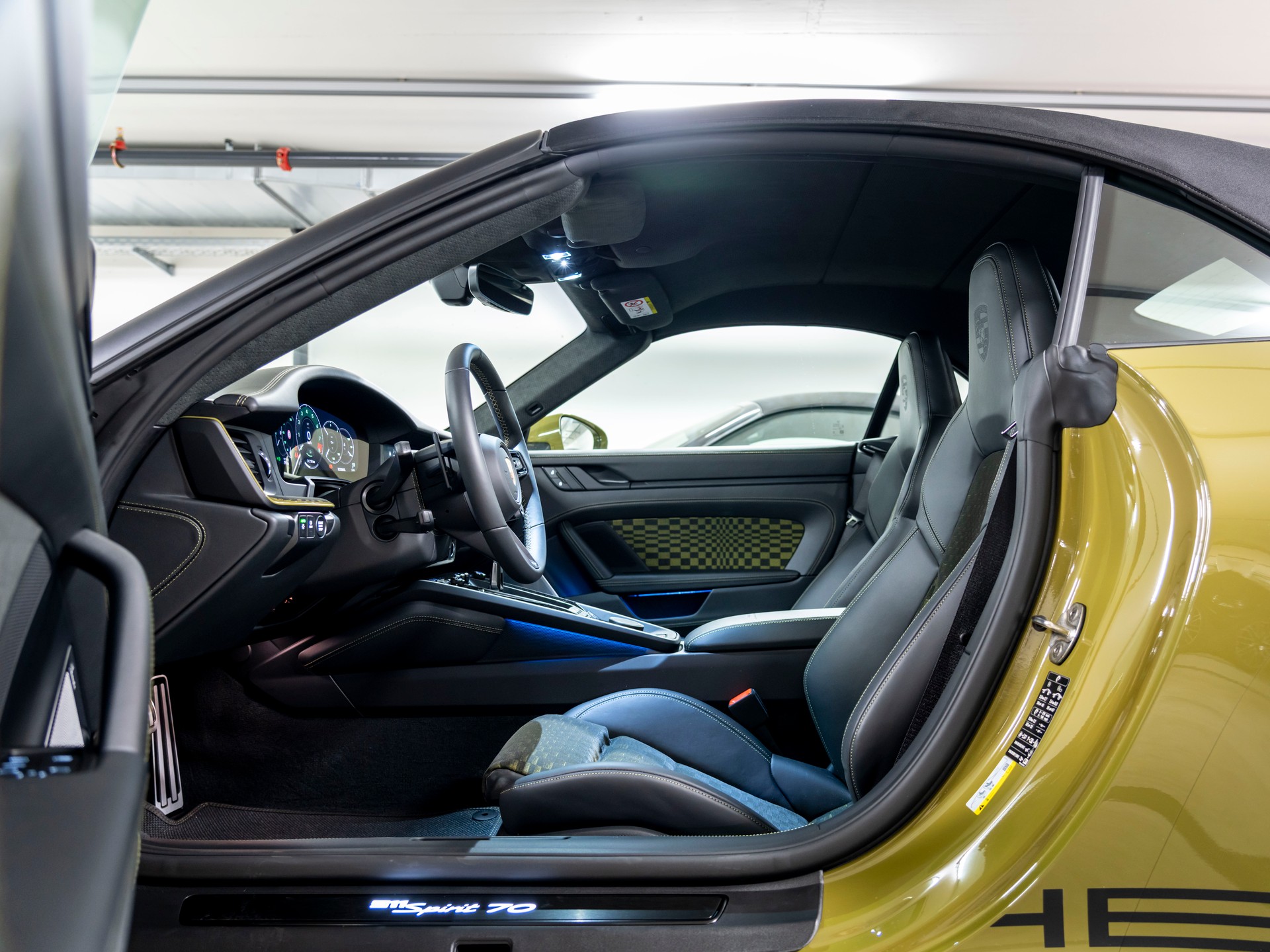 PORSCHE 911 Cabriolet Spirit 70 PDK-image-16