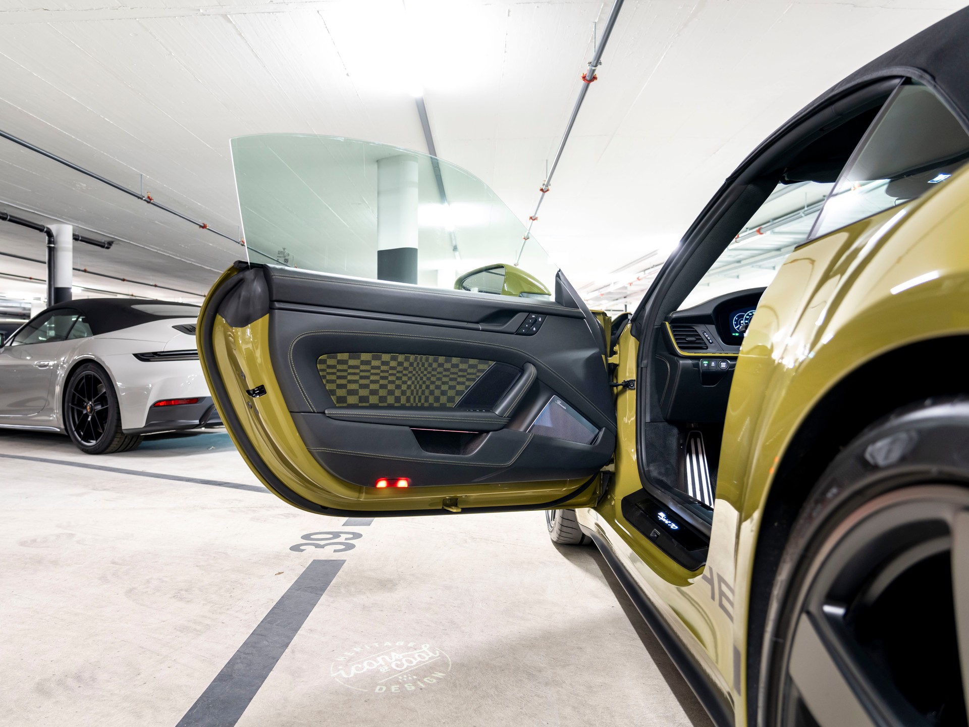 PORSCHE 911 Cabriolet Spirit 70 PDK-image-14