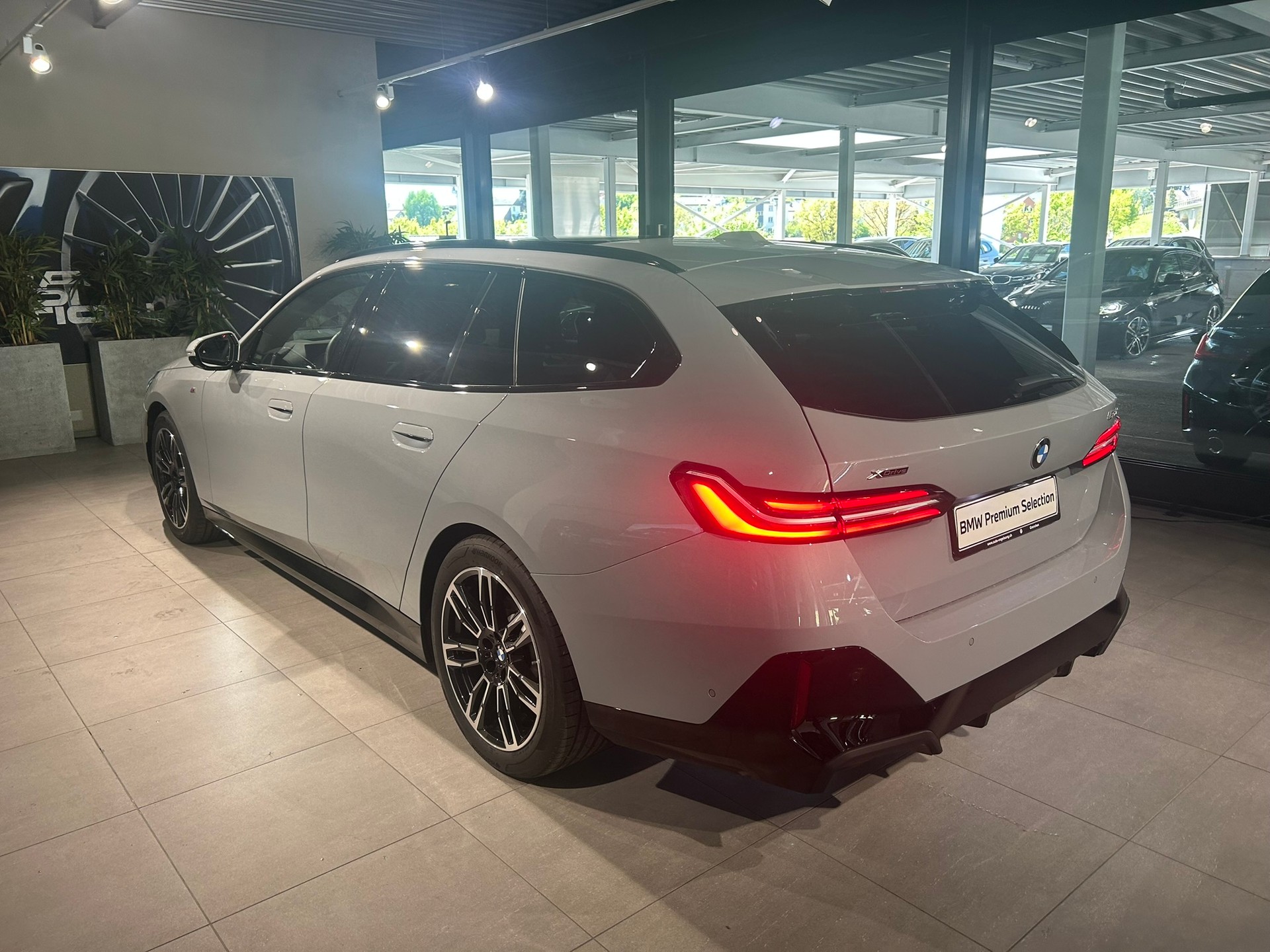 BMW 520d xDrive 48V Touring M Sport Steptronic-image-8