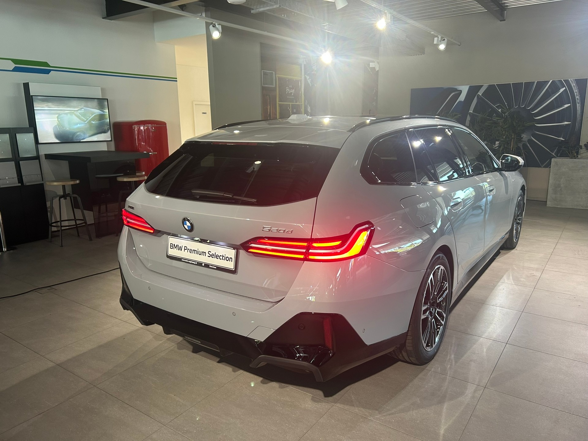 BMW 520d xDrive 48V Touring M Sport Steptronic-image-12