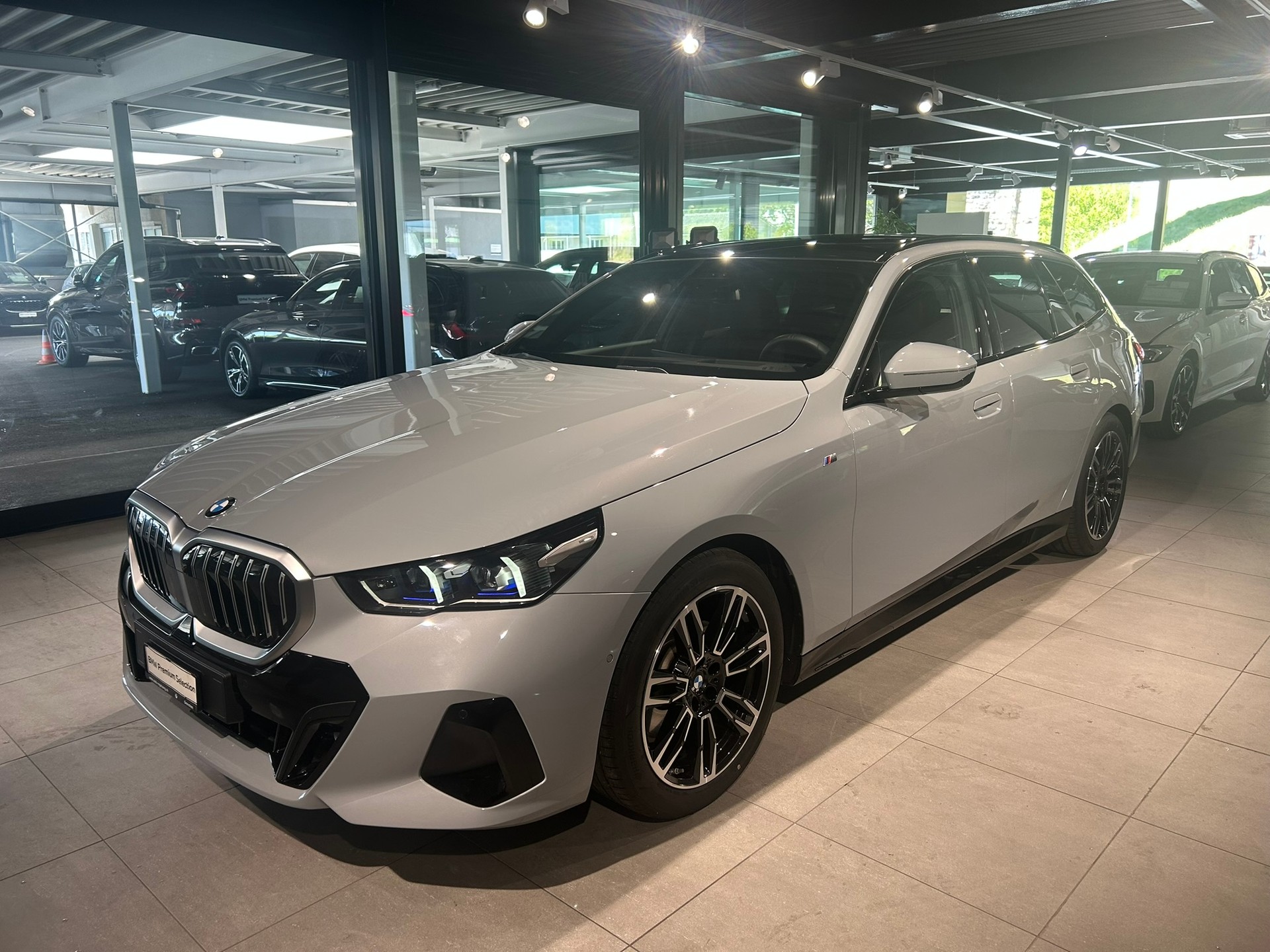 BMW 520d xDrive 48V Touring M Sport Steptronic-image-1