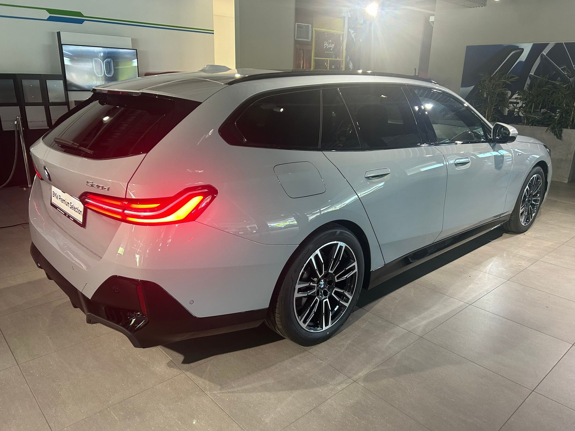BMW 520d xDrive 48V Touring M Sport Steptronic-image-14