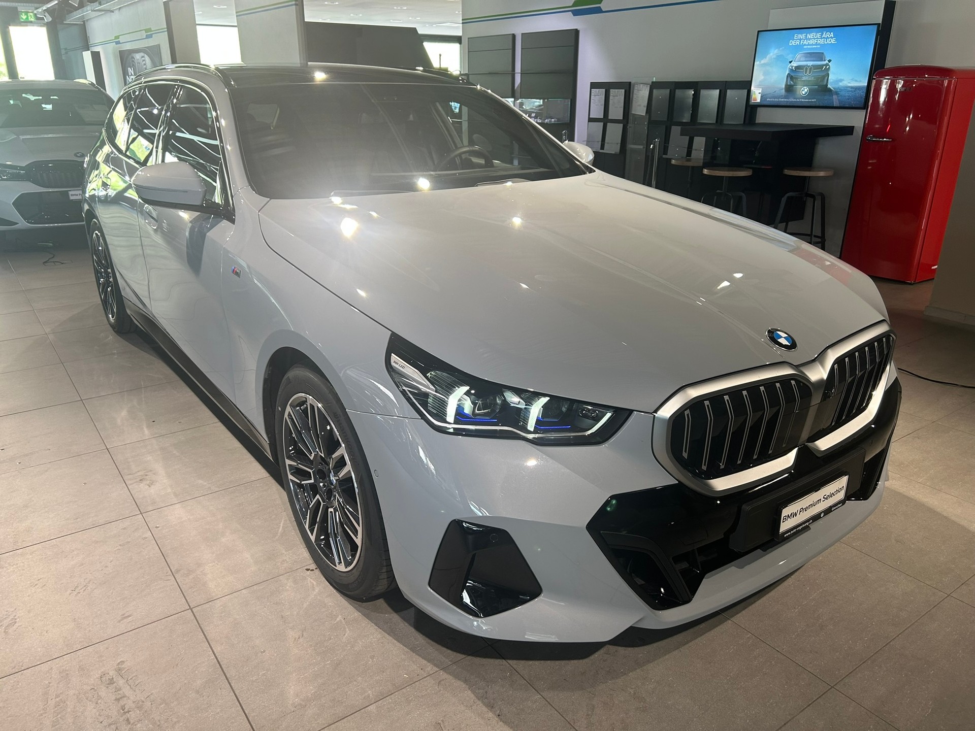 BMW 520d xDrive 48V Touring M Sport Steptronic-image-5