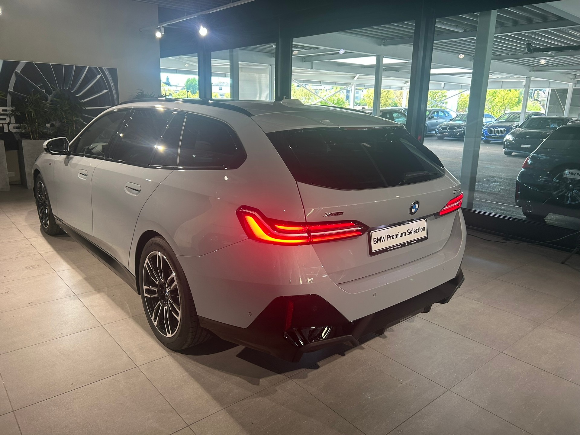 BMW 520d xDrive 48V Touring M Sport Steptronic-image-9