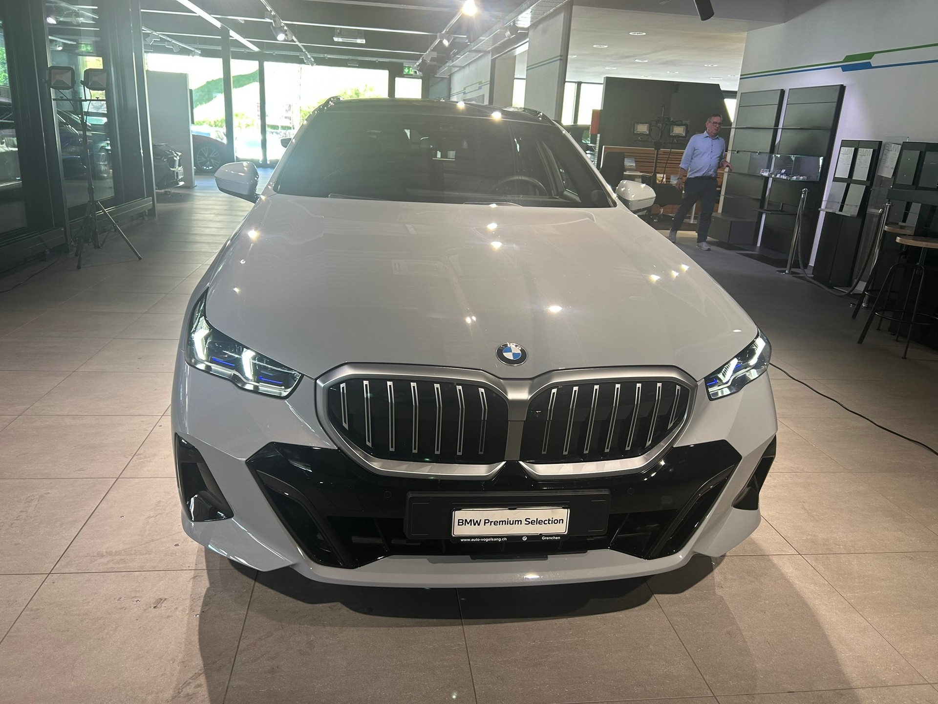 BMW 520d xDrive 48V Touring M Sport Steptronic-image-6