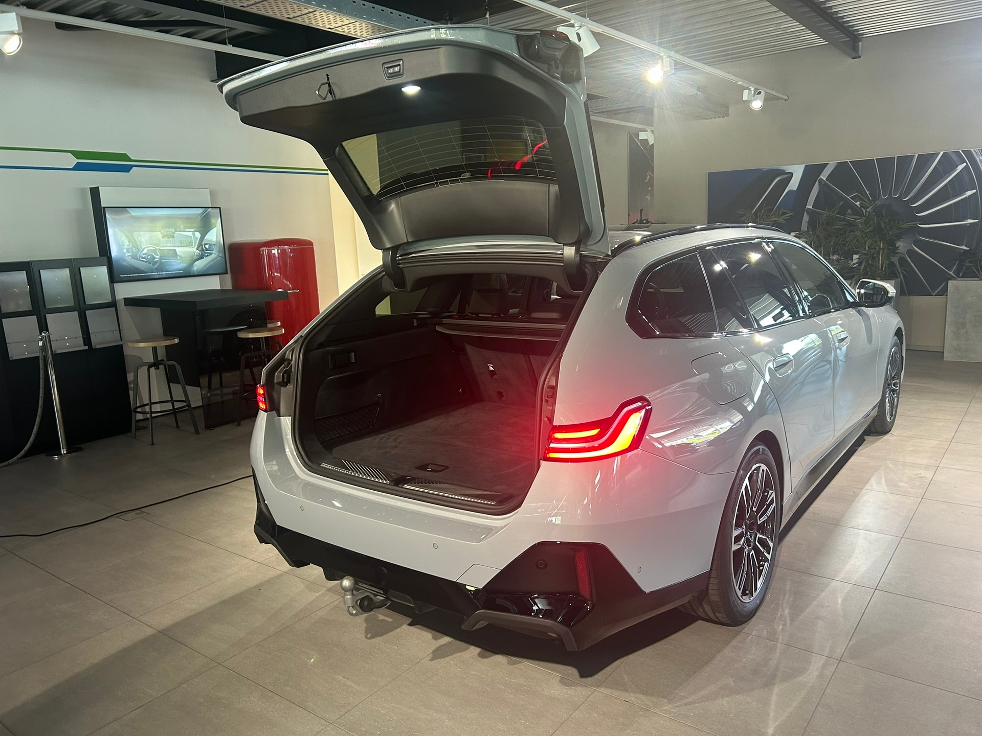 BMW 520d xDrive 48V Touring M Sport Steptronic-image-7