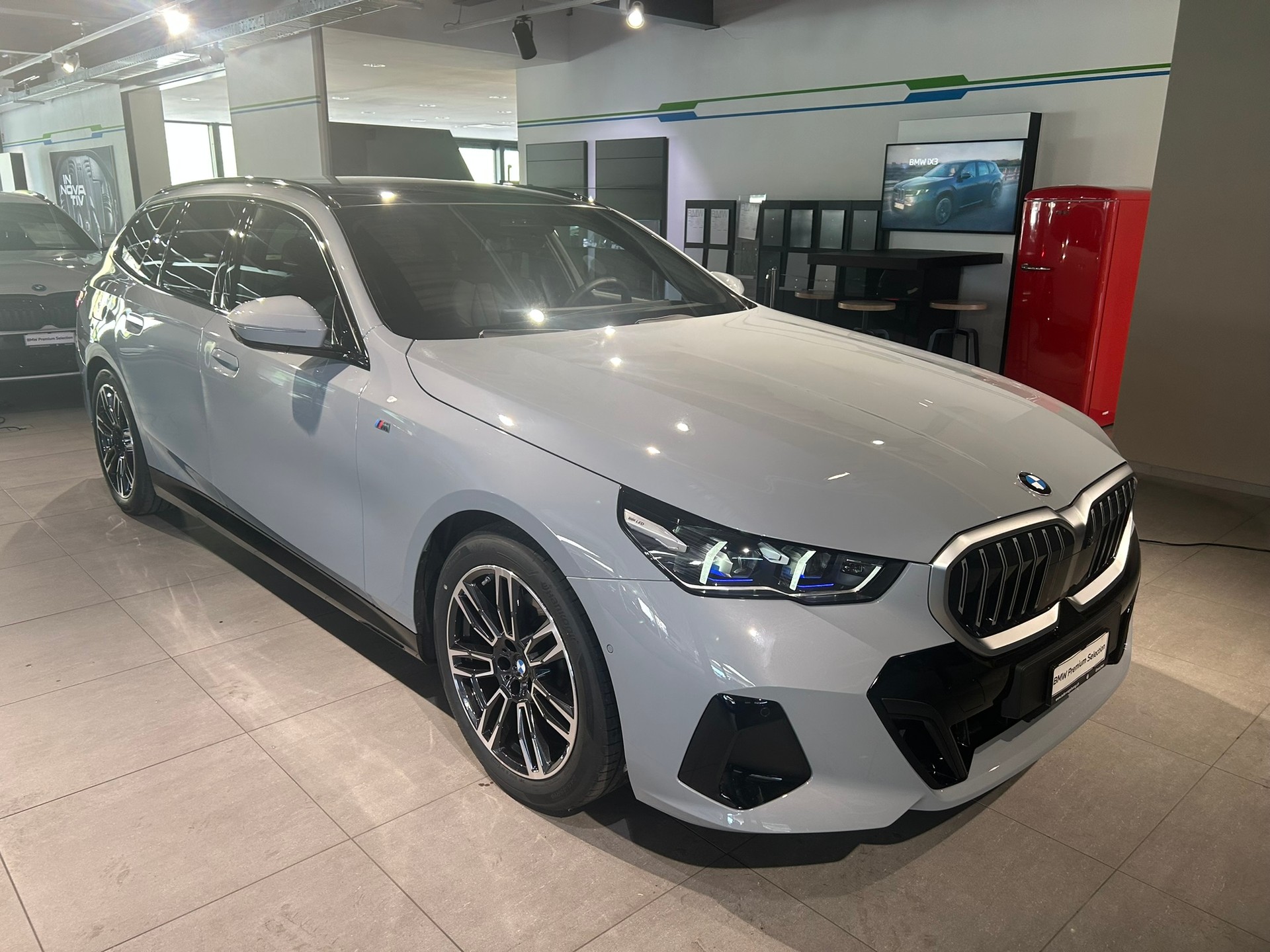 BMW 520d xDrive 48V Touring M Sport Steptronic-image-4
