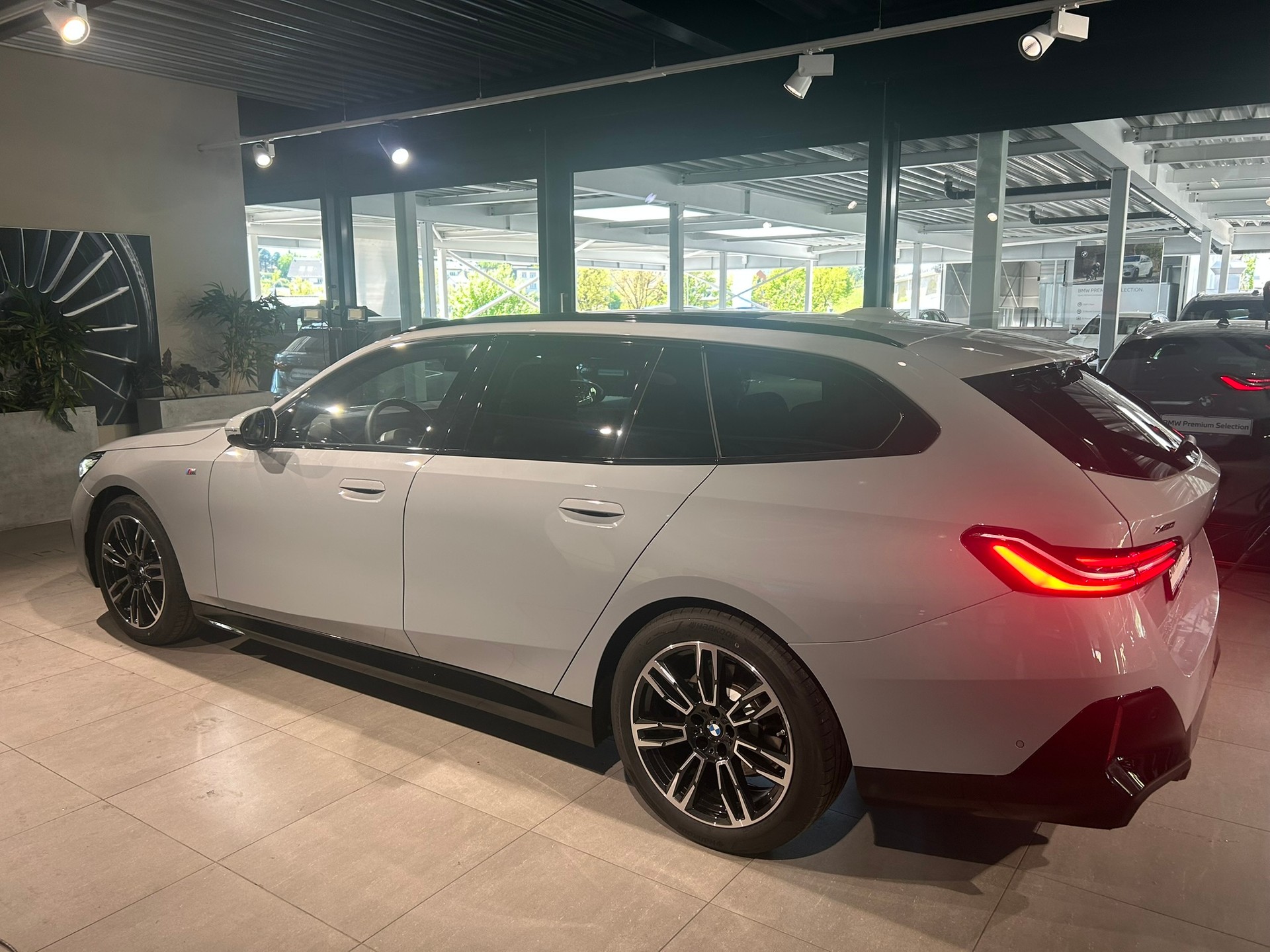 BMW 520d xDrive 48V Touring M Sport Steptronic-image-10