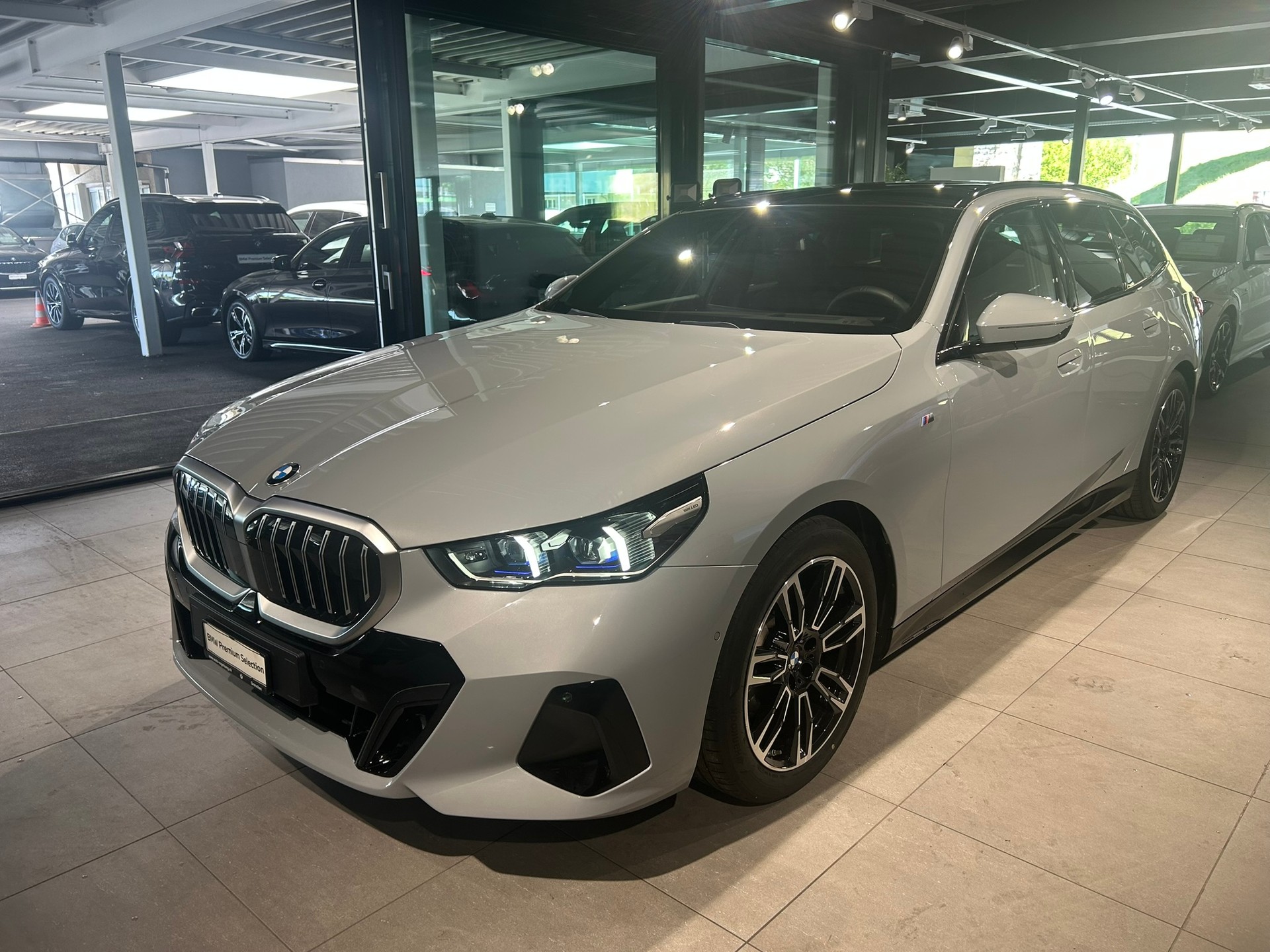 BMW 520d xDrive 48V Touring M Sport Steptronic-image-2