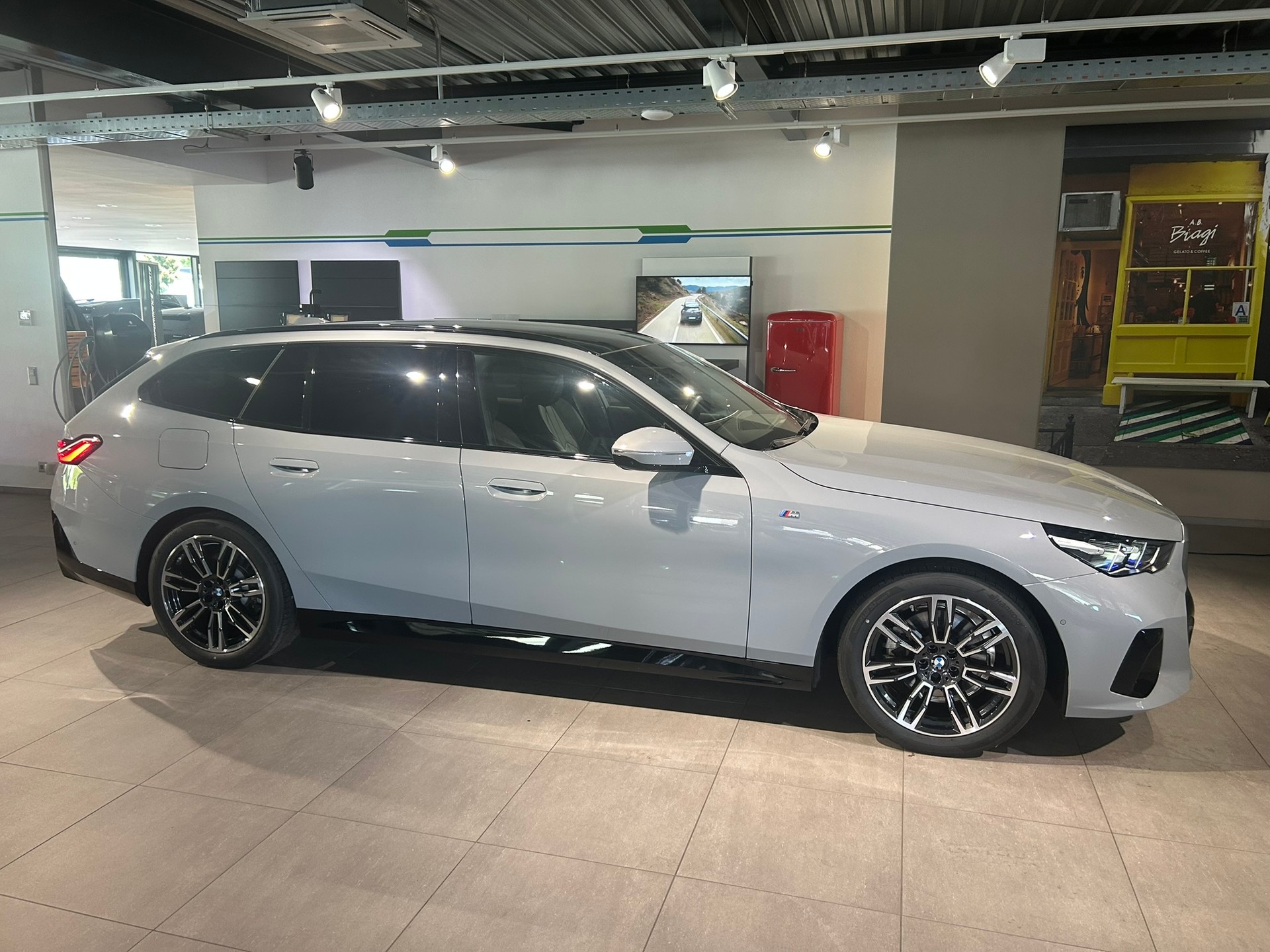 BMW 520d xDrive 48V Touring M Sport Steptronic-image-15