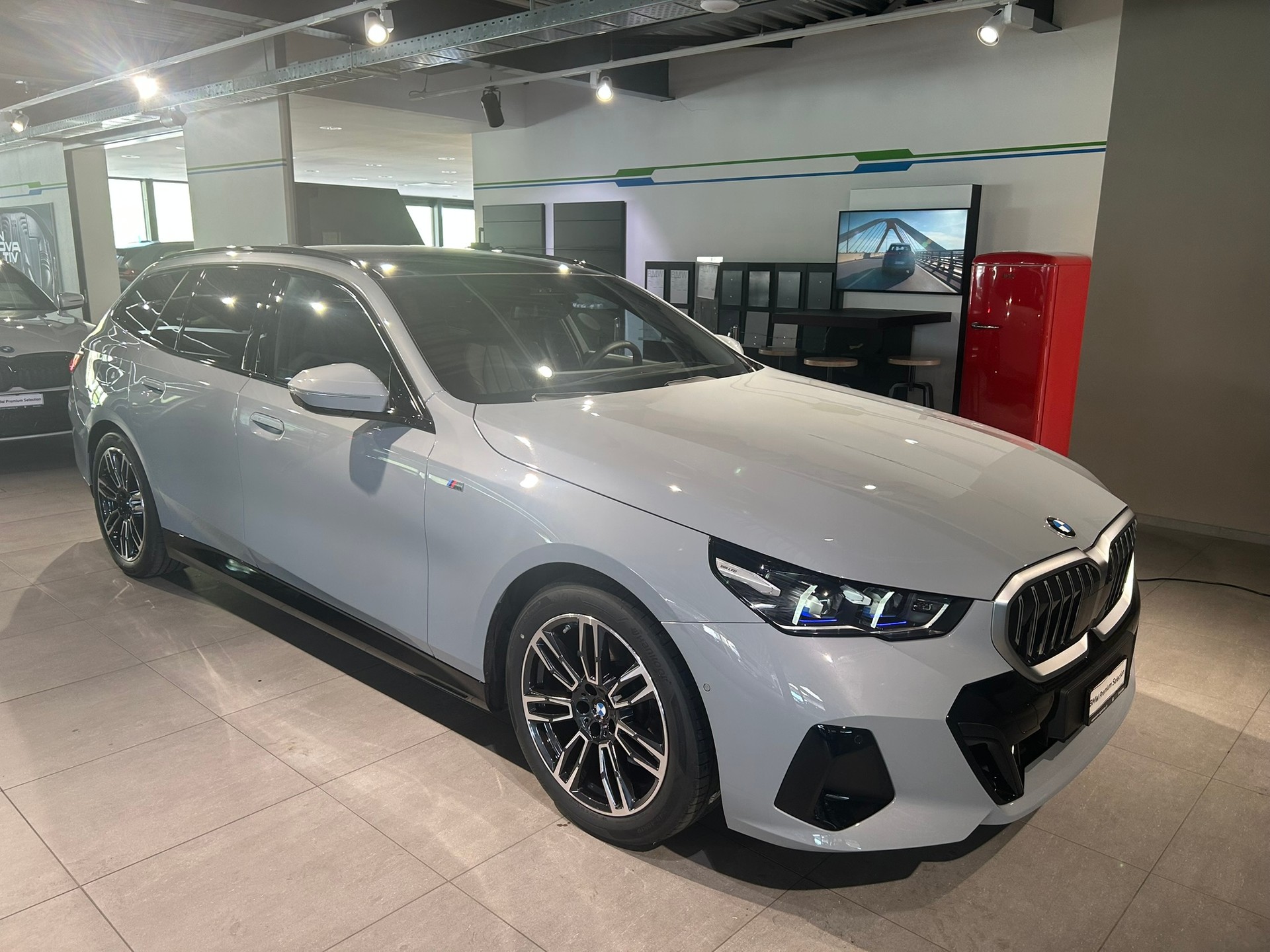 BMW 520d xDrive 48V Touring M Sport Steptronic-image-3