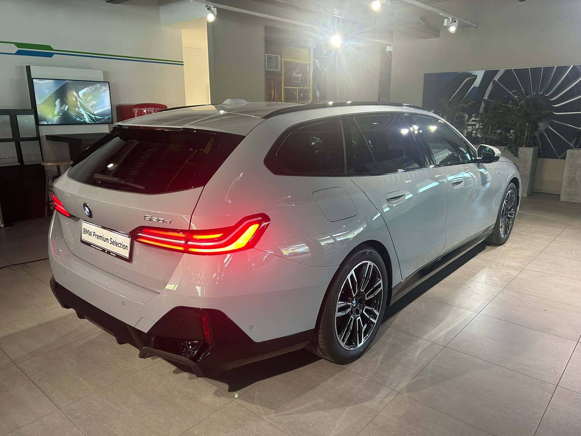 BMW 520d xDrive 48V Touring M Sport Steptronic-image-13