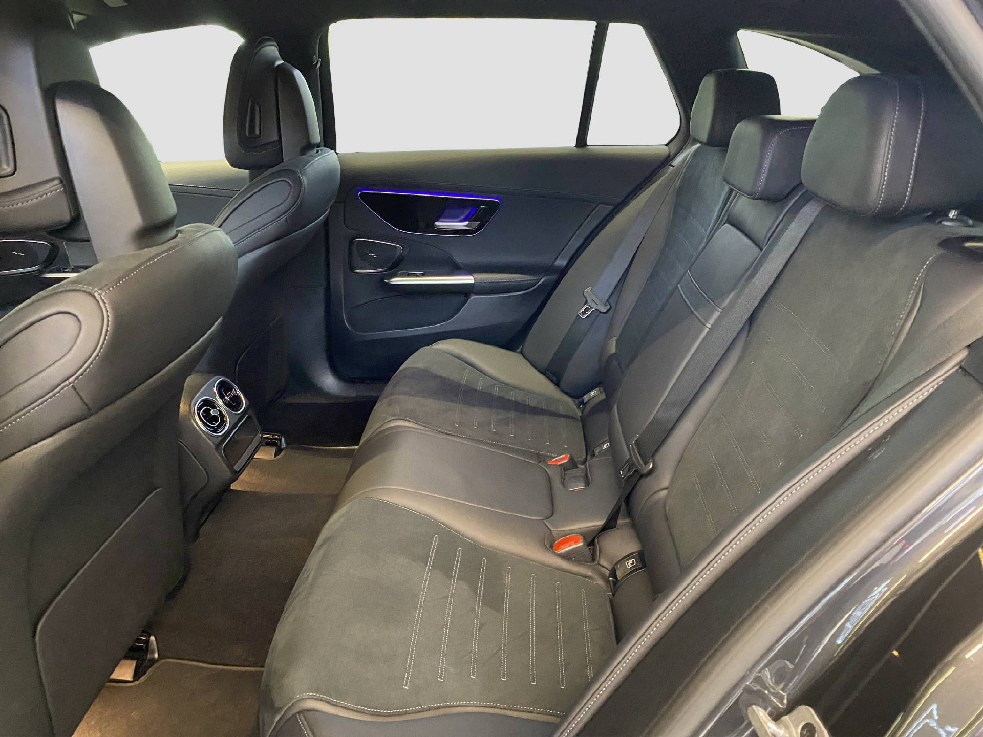 MERCEDES-BENZ C 300 de AMG Line 4MATIC Kombi-image-13