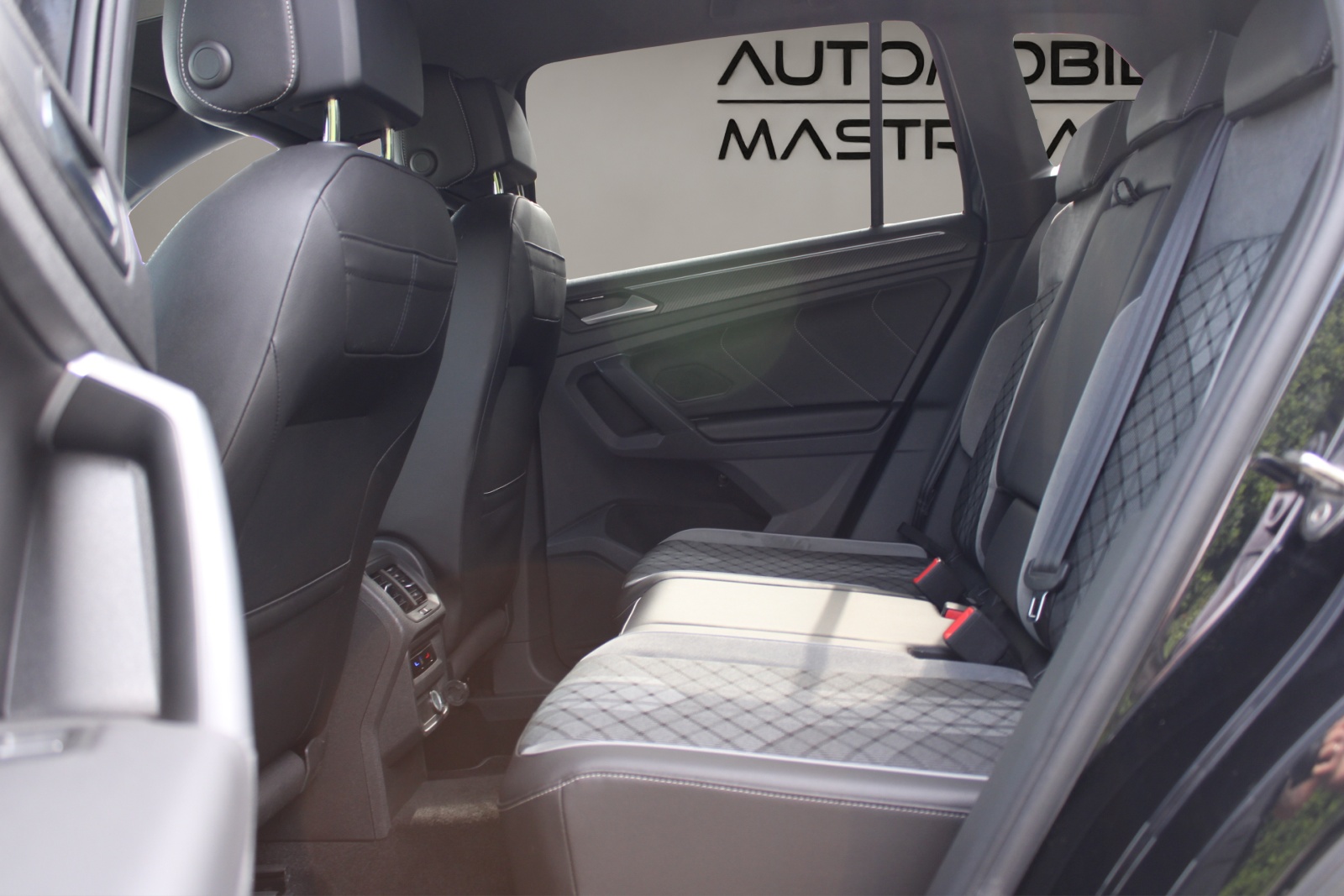 VW Tiguan Allspace 2.0 TDI SCR R-Line 4Motion DSG-image-13