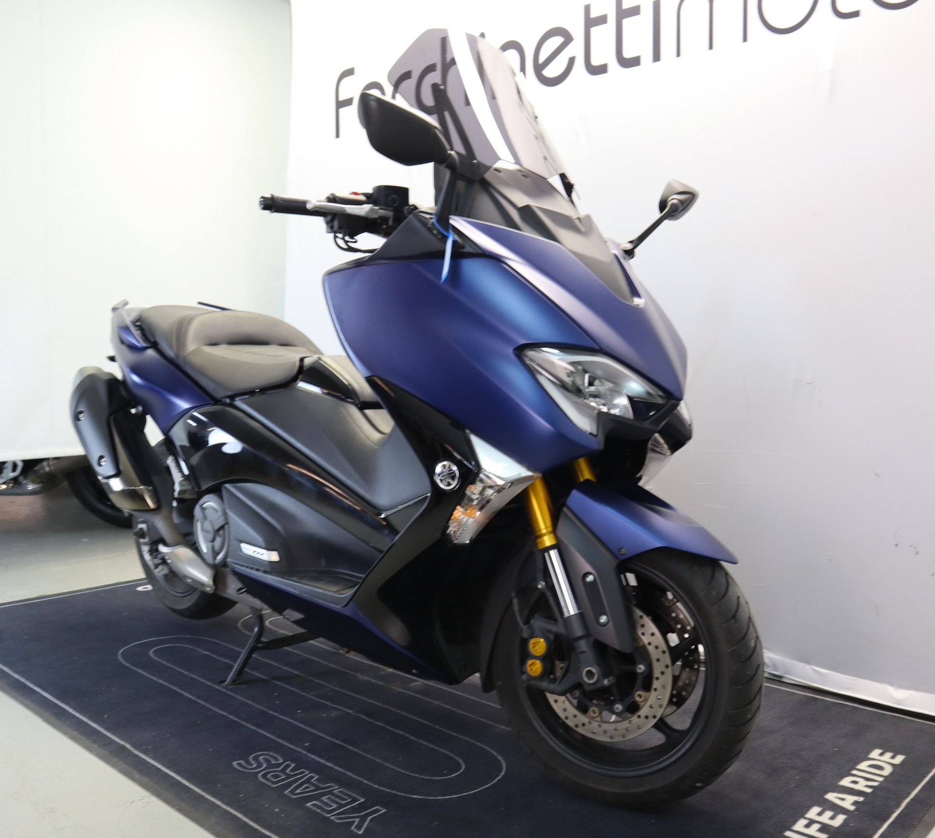 YAMAHA TMax 530 DX-showroom-element-1