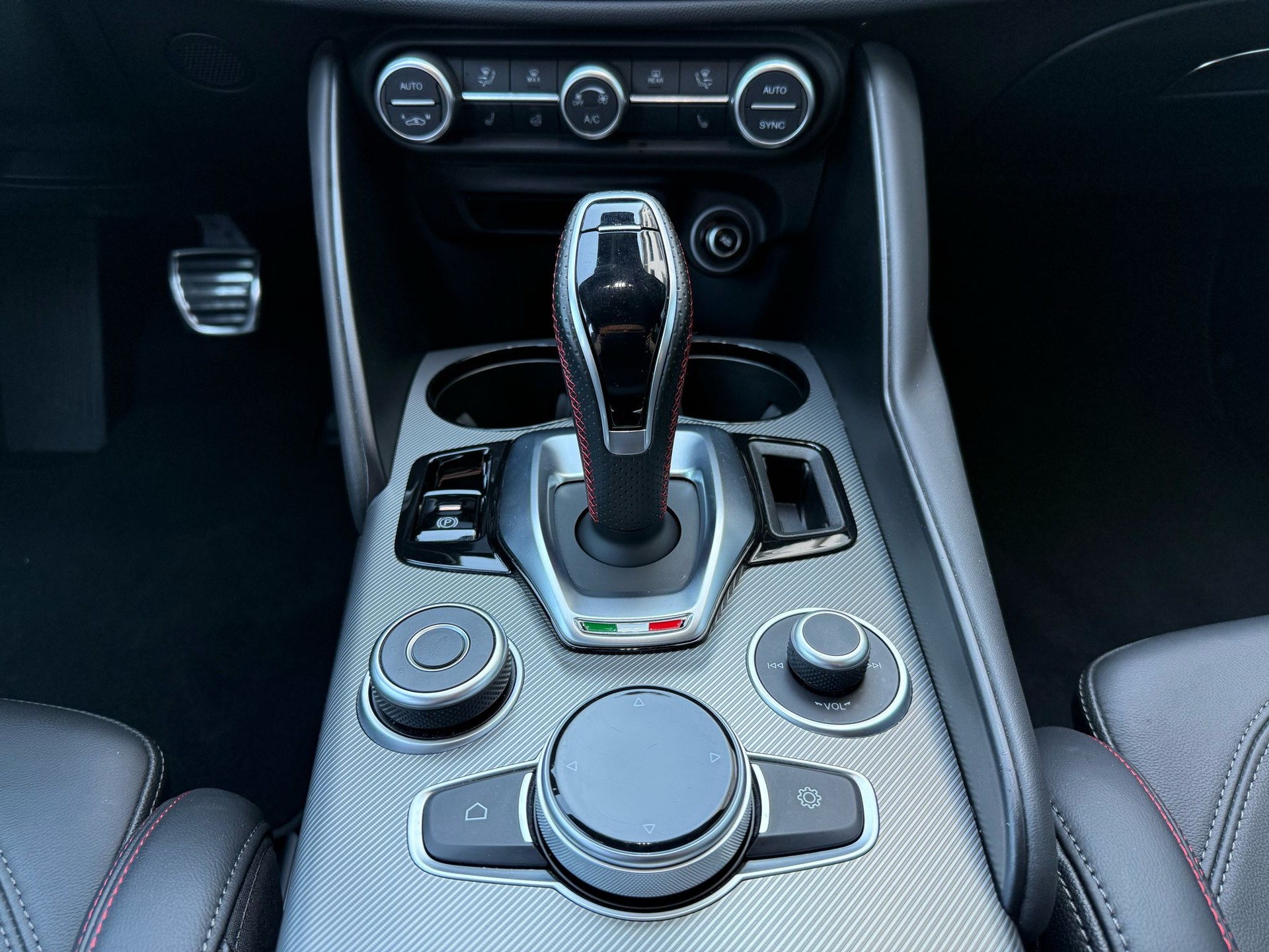 ALFA ROMEO Giulia 2.0 Competizione 280PS Q4 AT8 MY23/24-image-13