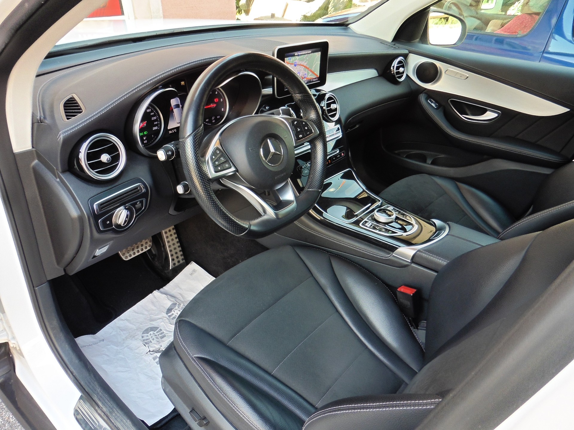 MERCEDES-BENZ GLC 250 d AMG Line 4Matic 9G-Tronic-image-16