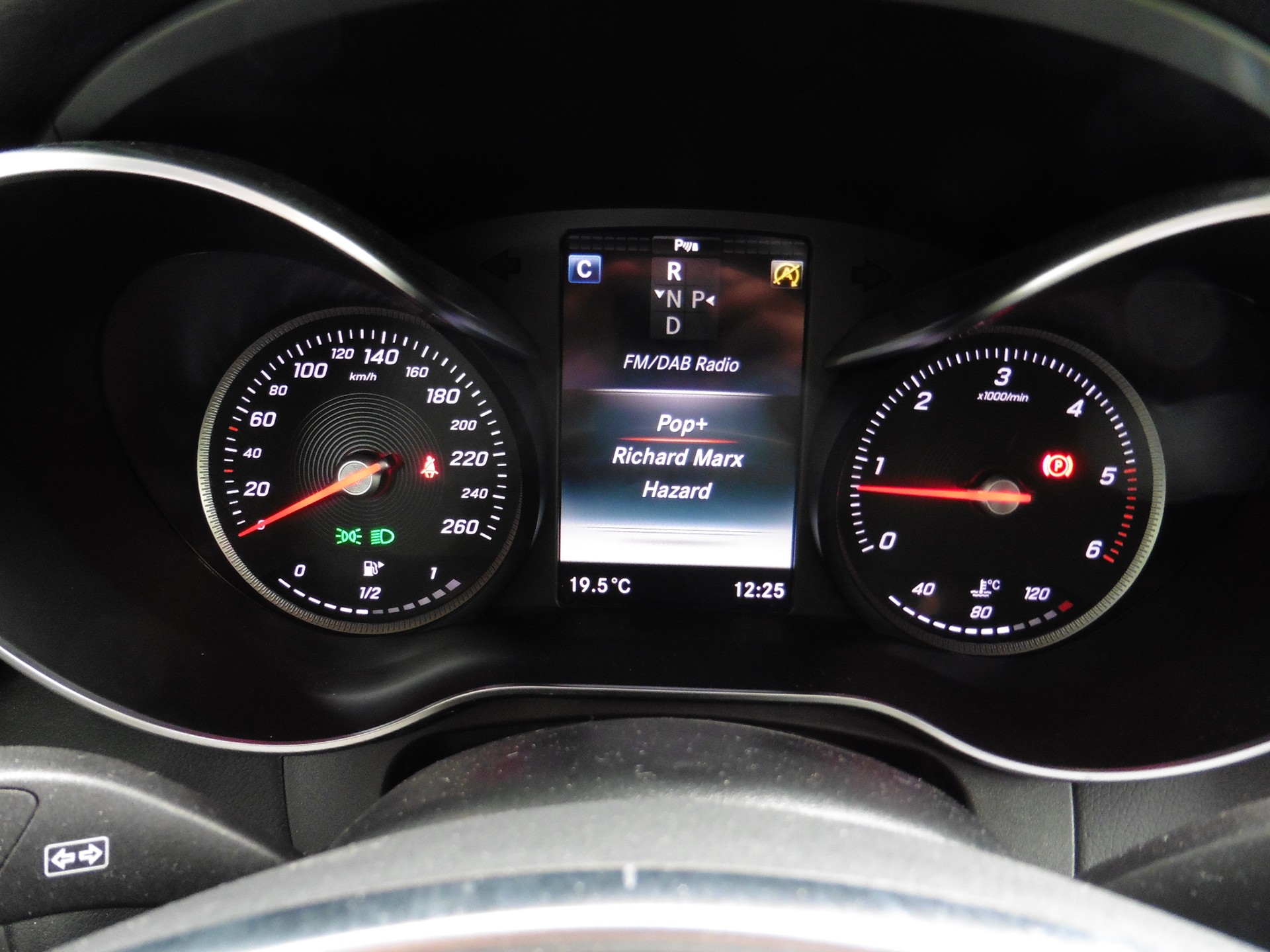 MERCEDES-BENZ GLC 250 d AMG Line 4Matic 9G-Tronic-image-10