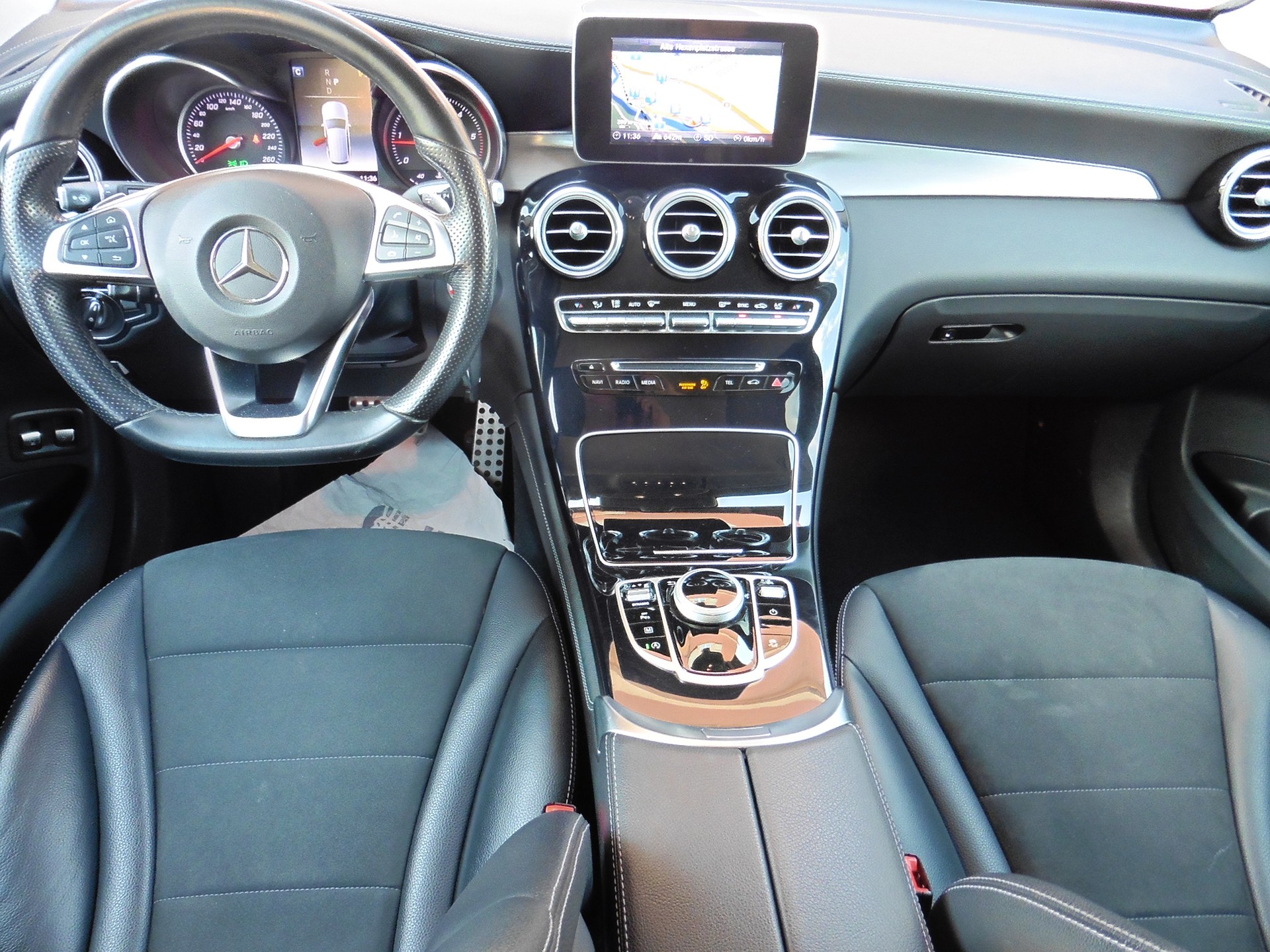 MERCEDES-BENZ GLC 250 d AMG Line 4Matic 9G-Tronic-image-13