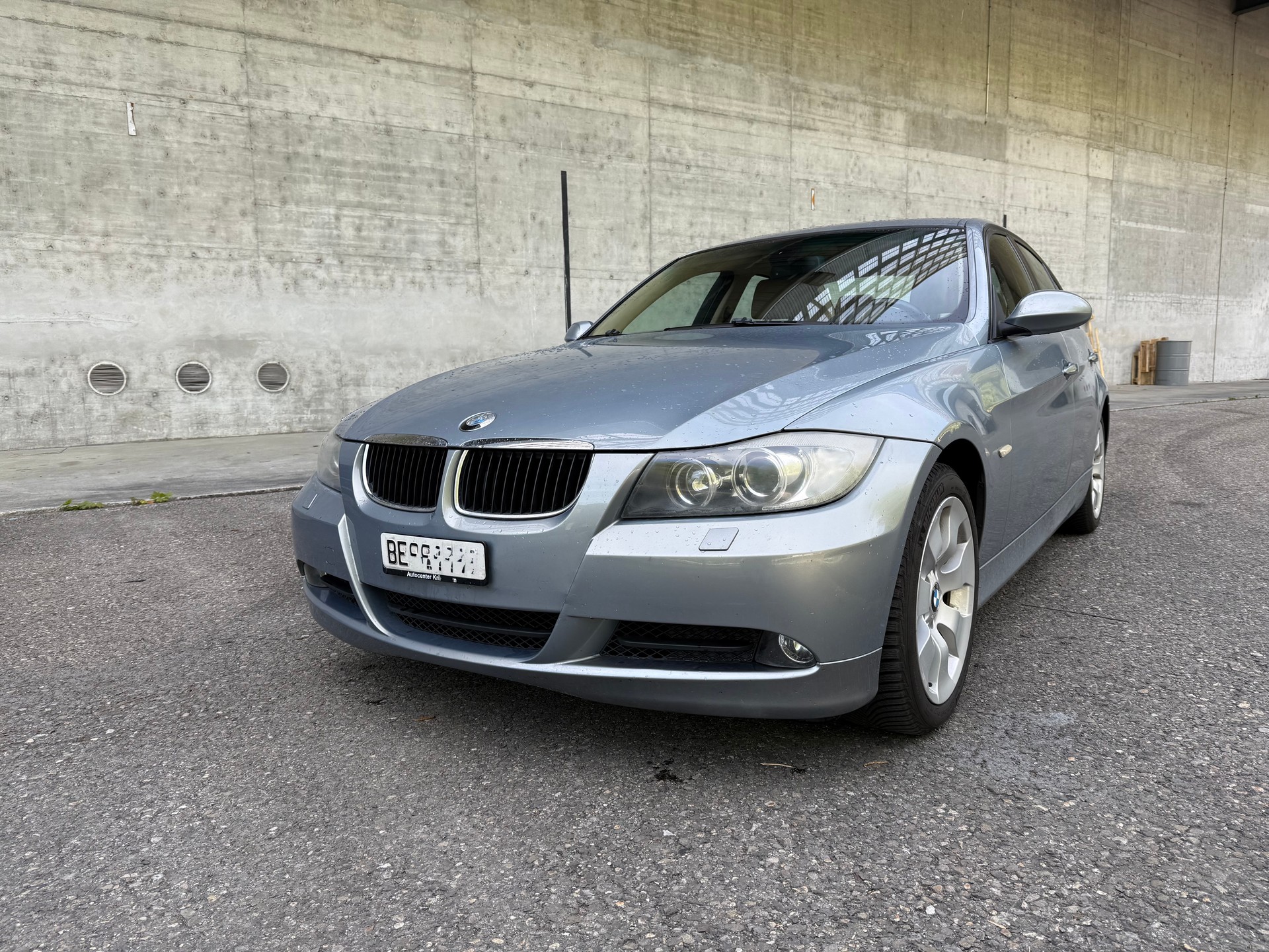 BMW 320i-image-3