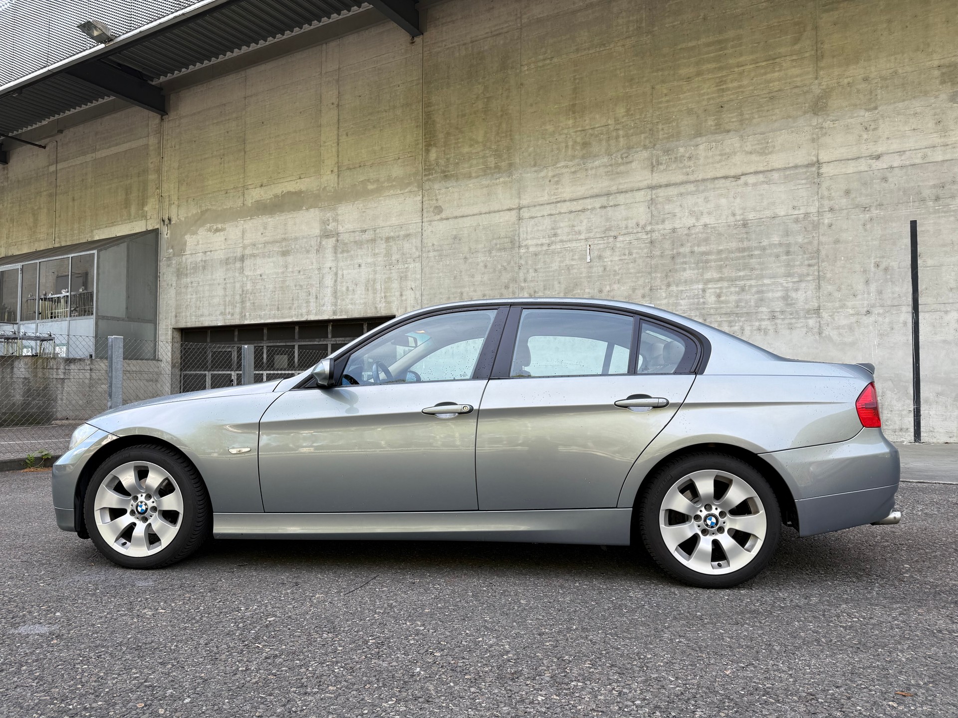 BMW 320i-image-1