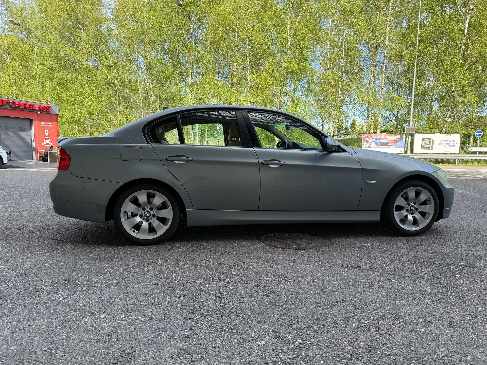 BMW 320i-image-4