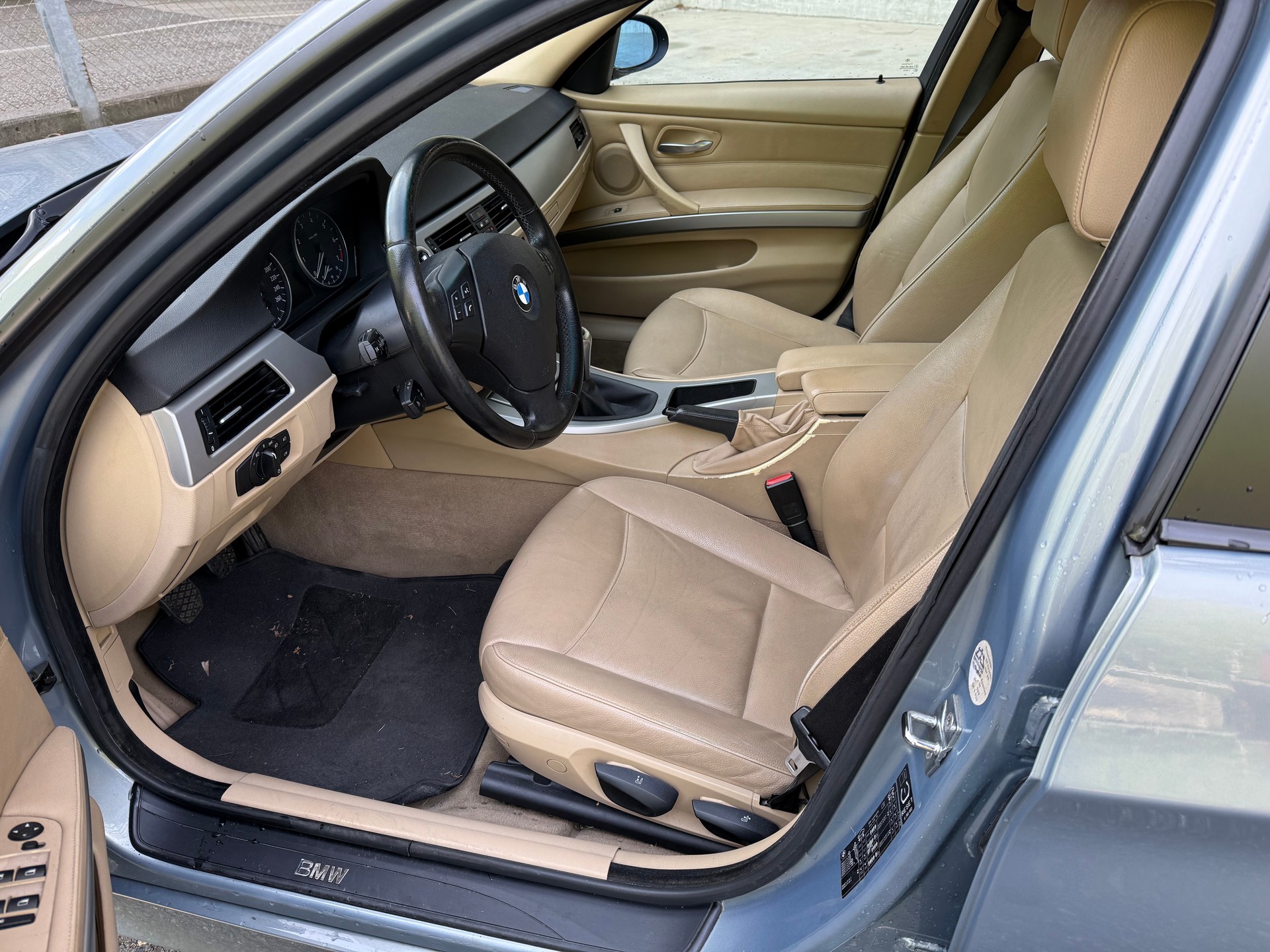 BMW 320i-image-5