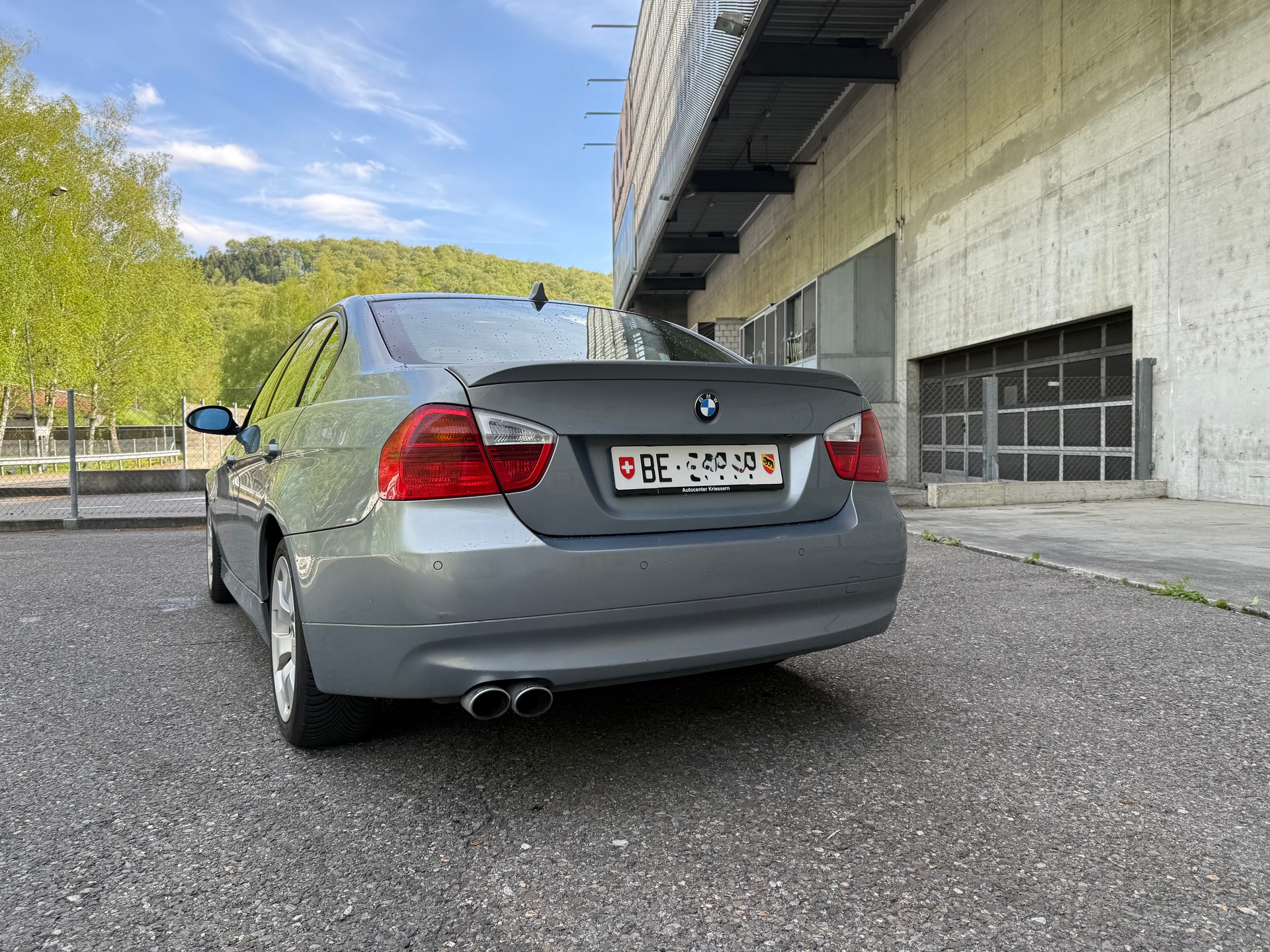 BMW 320i-image-2