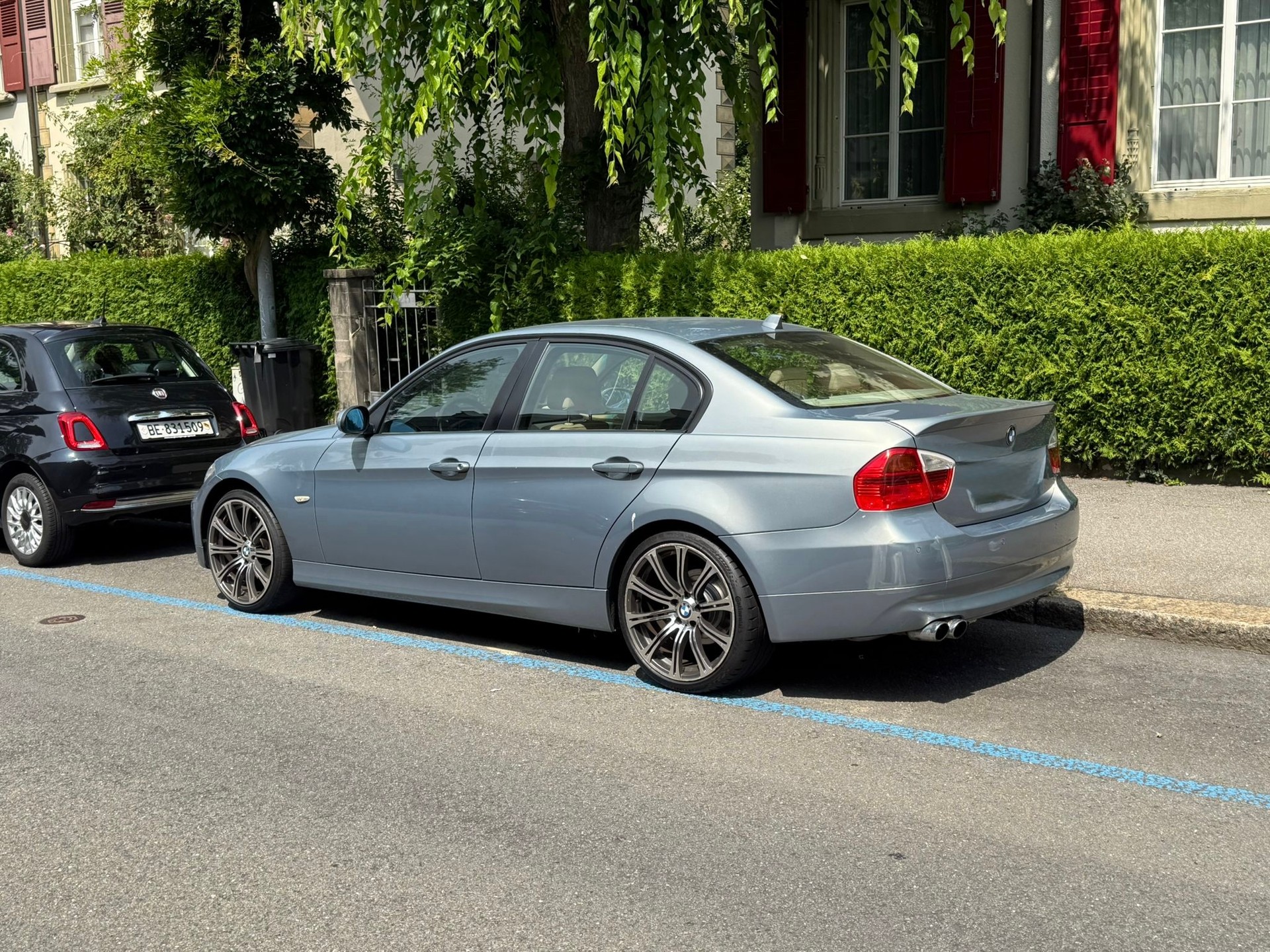 BMW 320i-image-0