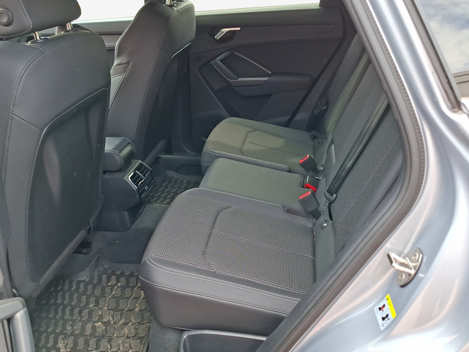 AUDI Q3 40 TFSI advanced quattro S-tronic-image-11