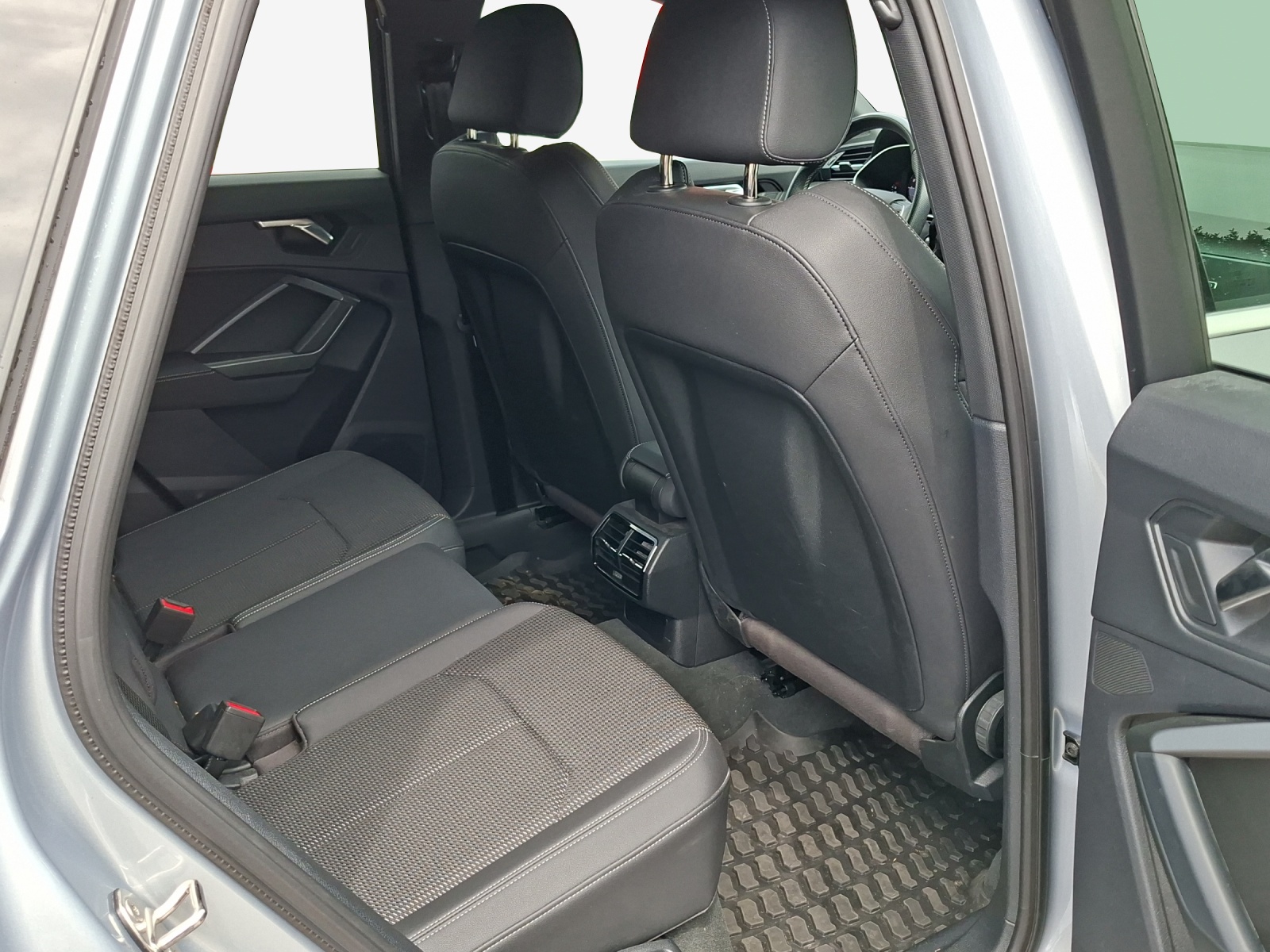 AUDI Q3 40 TFSI advanced quattro S-tronic-image-13