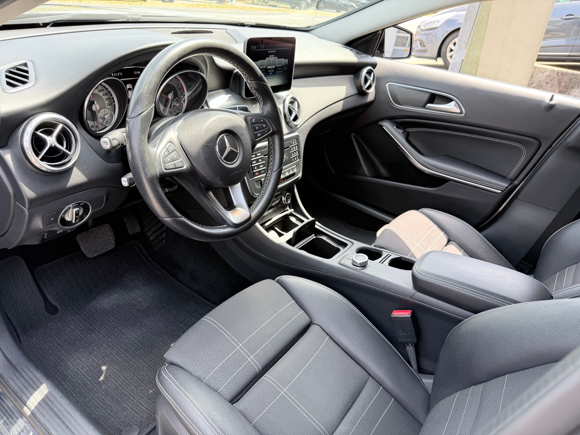 MERCEDES-BENZ GLA 200 Night Star 7G-DCT+++FRISCH AB MFK+++-image-5