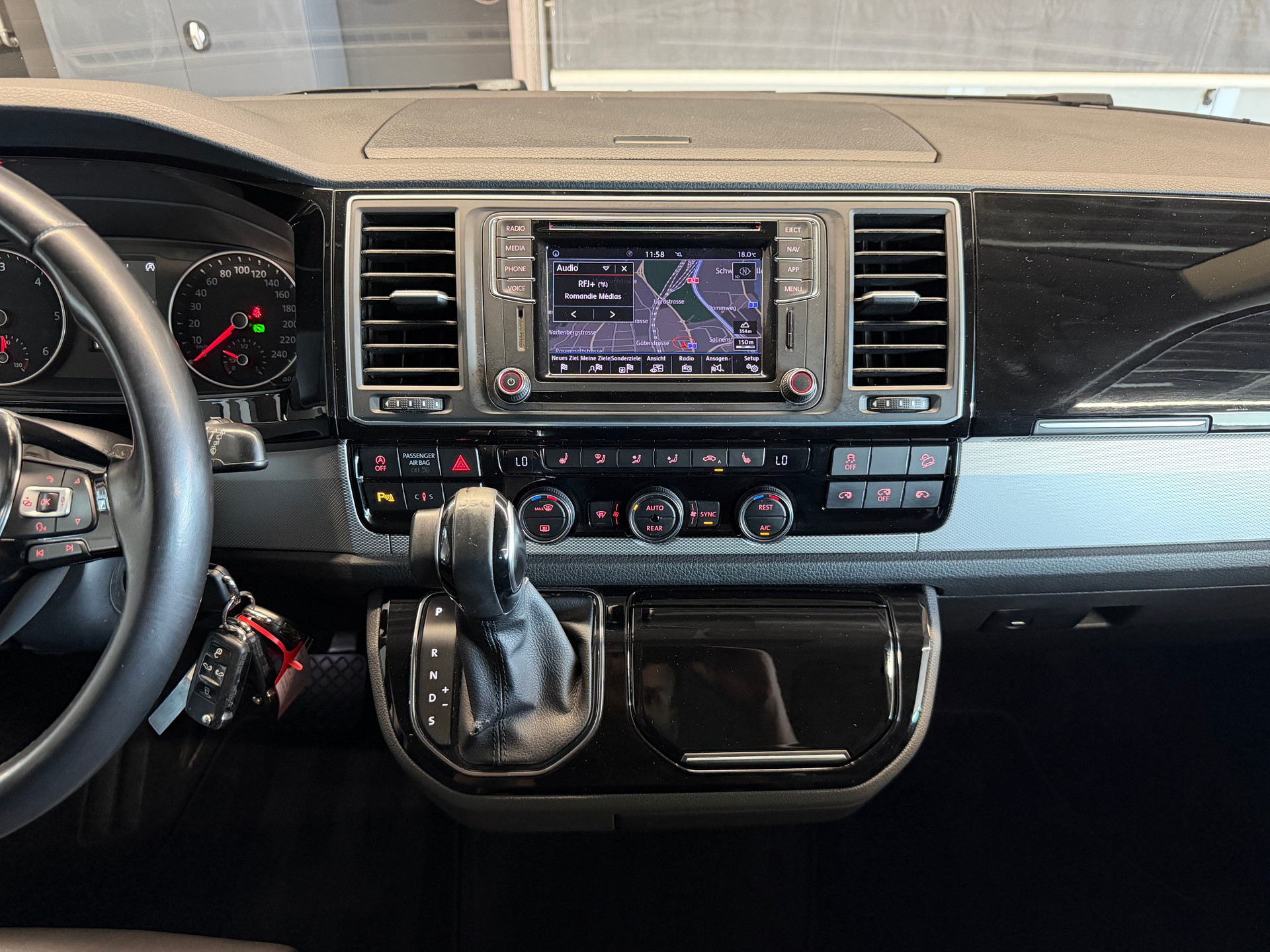 VW T6 Multivan 2.0 TDI Bulli Highline 4Motion DSG-image-16