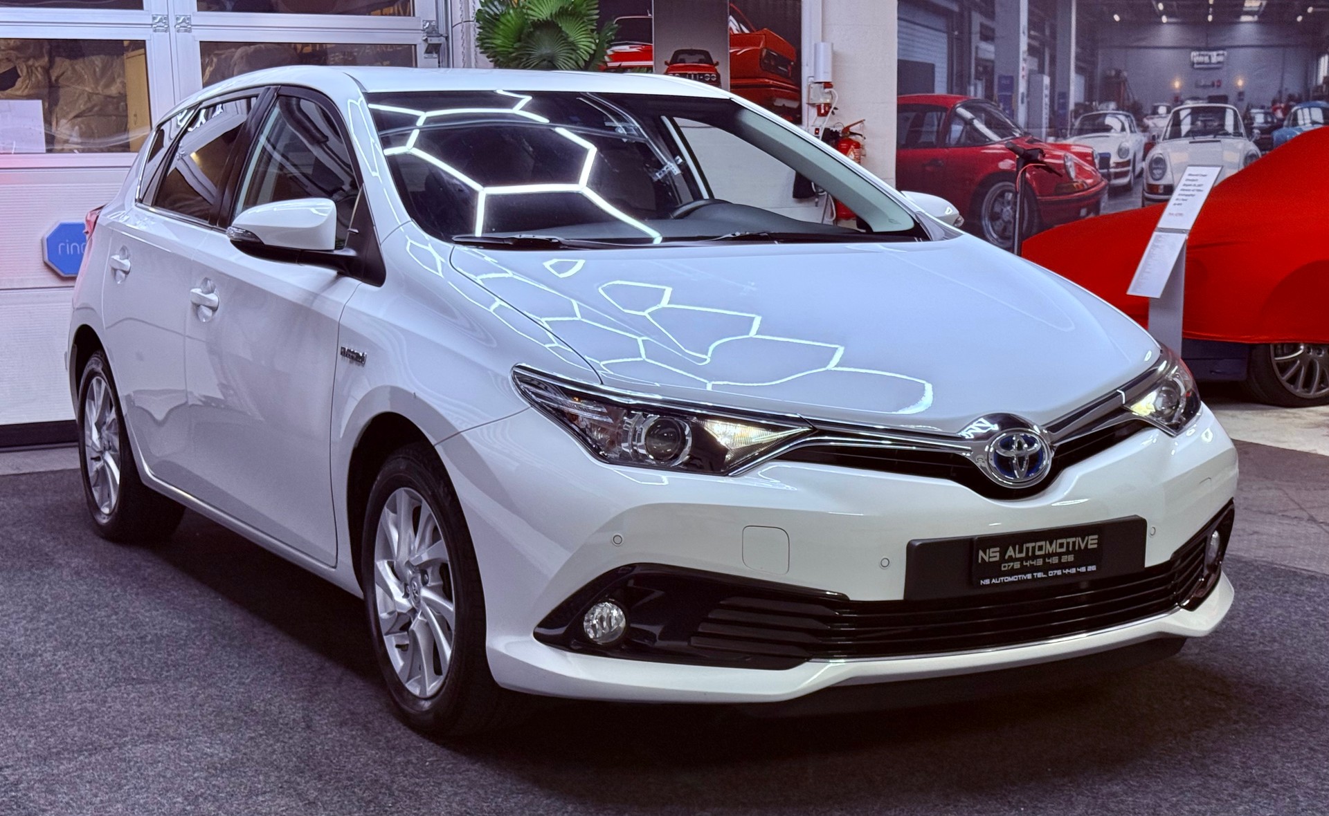 TOYOTA Auris 1.8 HSD Trend e-CVT-showroom-element-2